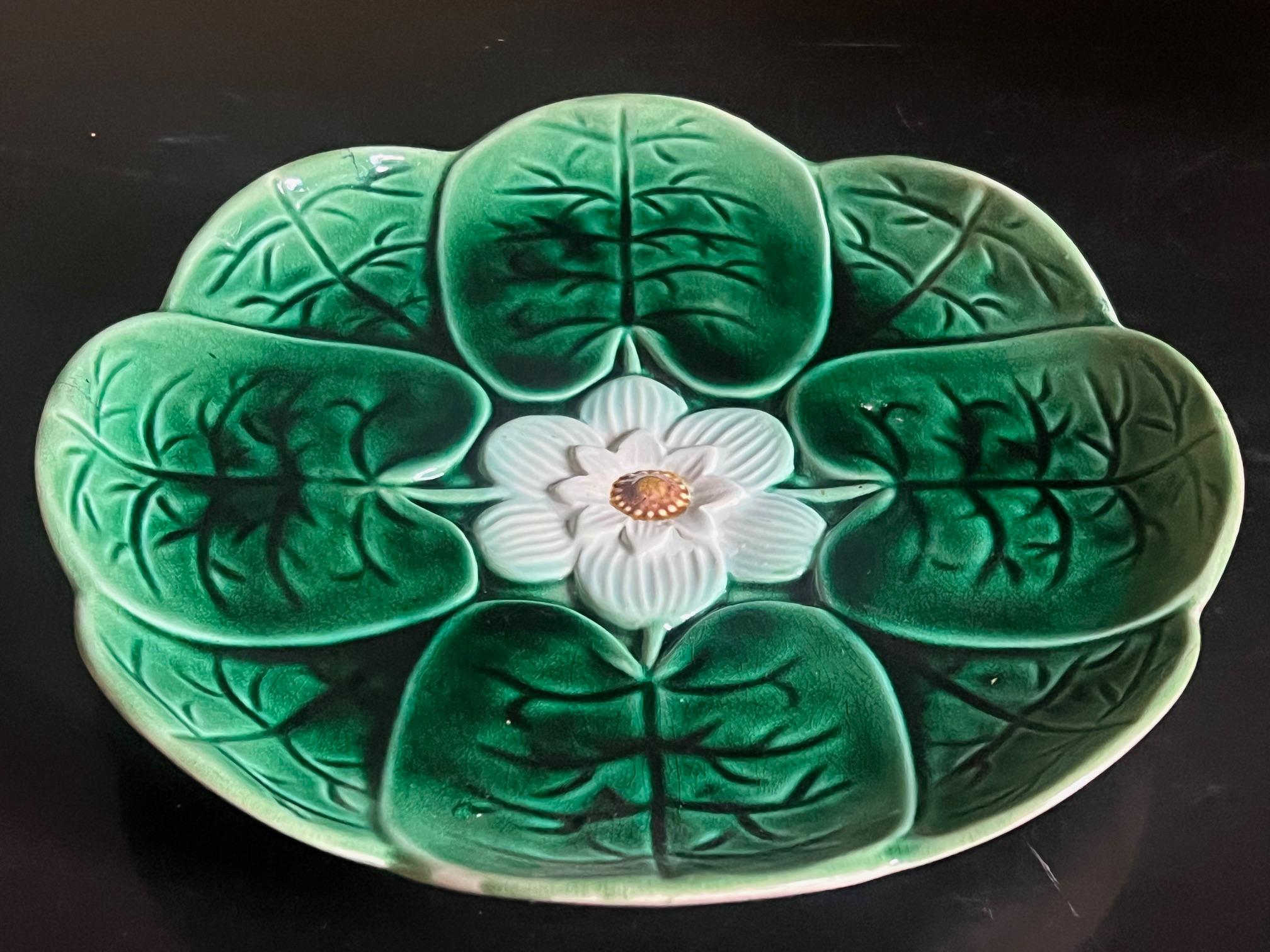 Anglais Assiette à nénuphar du 19e siècle avec fleur centrale en vente