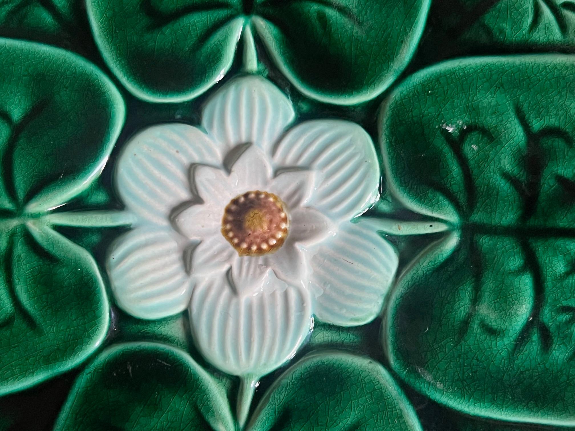 Peint à la main Assiette à nénuphar du 19e siècle avec fleur centrale en vente