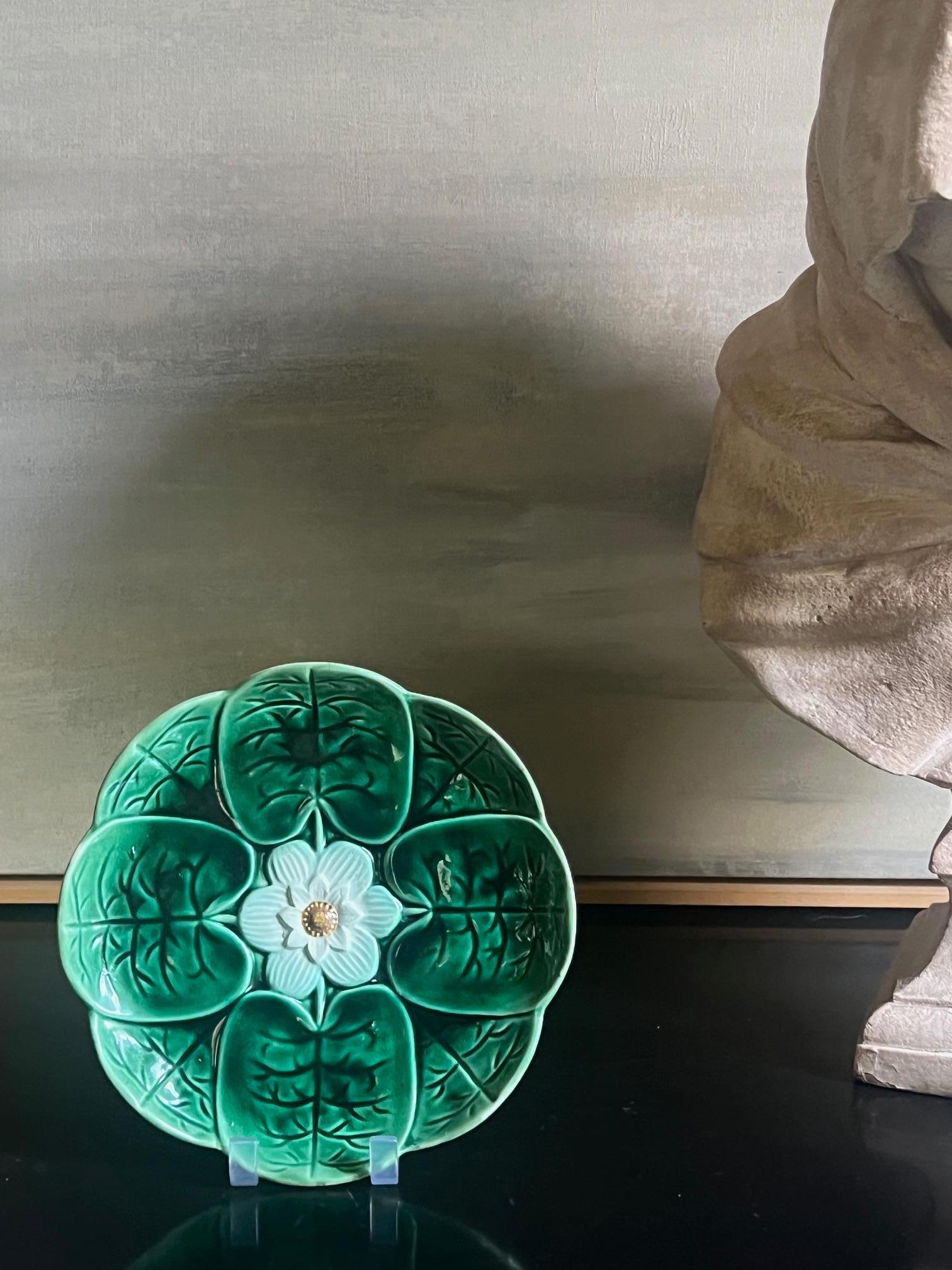 Assiette à nénuphar du 19e siècle avec fleur centrale Bon état - En vente à Ross, CA