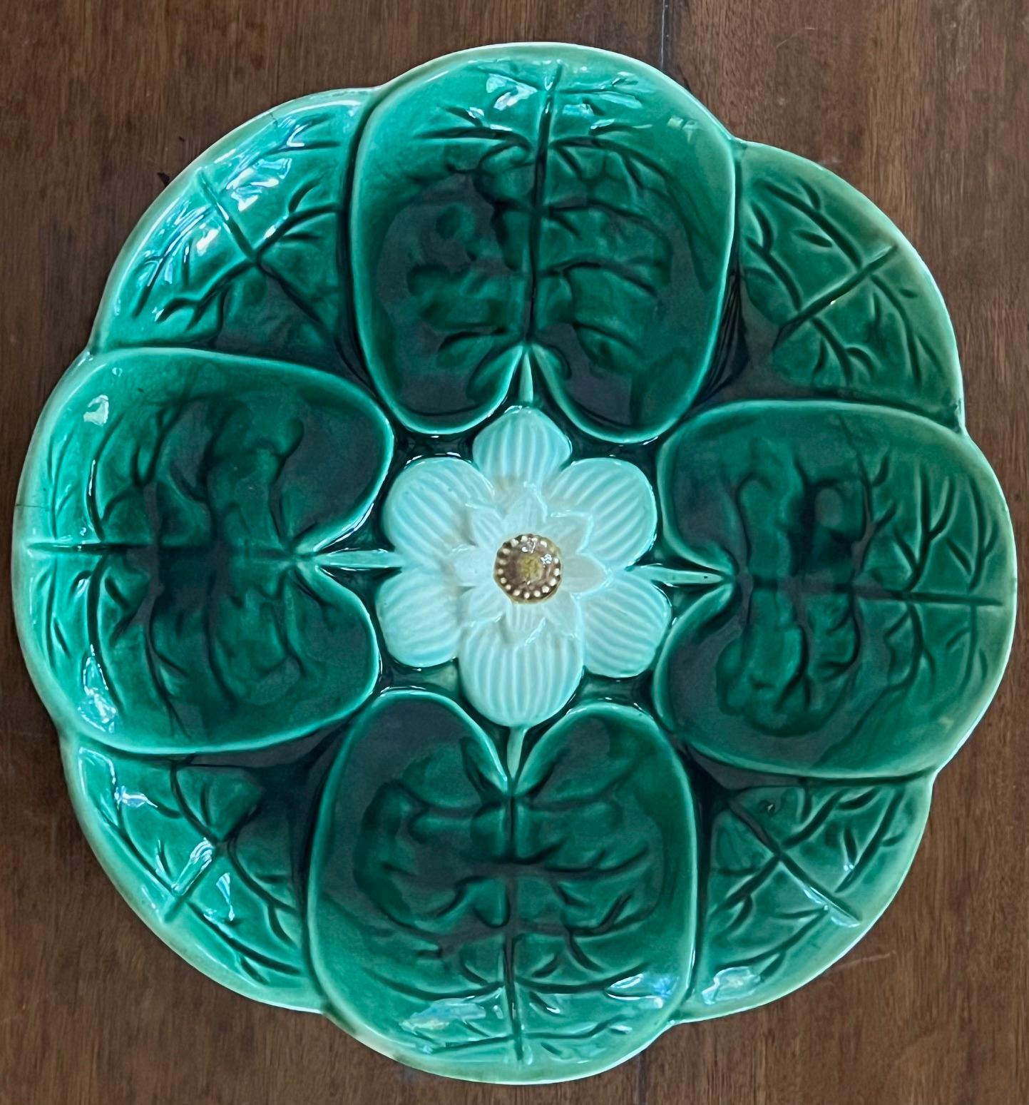 XIXe siècle Assiette à nénuphar du 19e siècle avec fleur centrale en vente