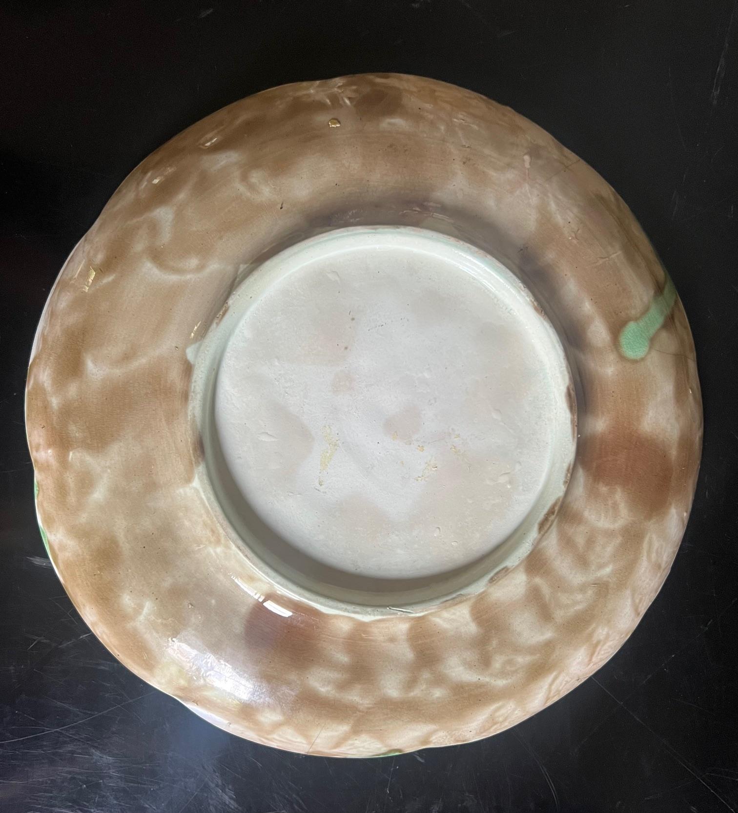 Céramique Assiette à nénuphar du 19e siècle avec fleur centrale en vente