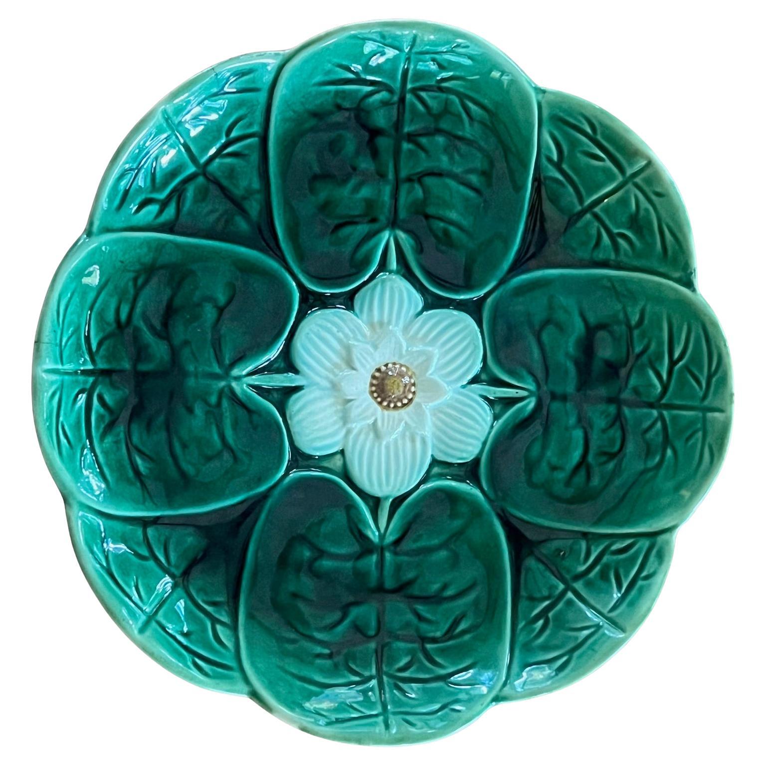 Assiette à nénuphar du 19e siècle avec fleur centrale en vente