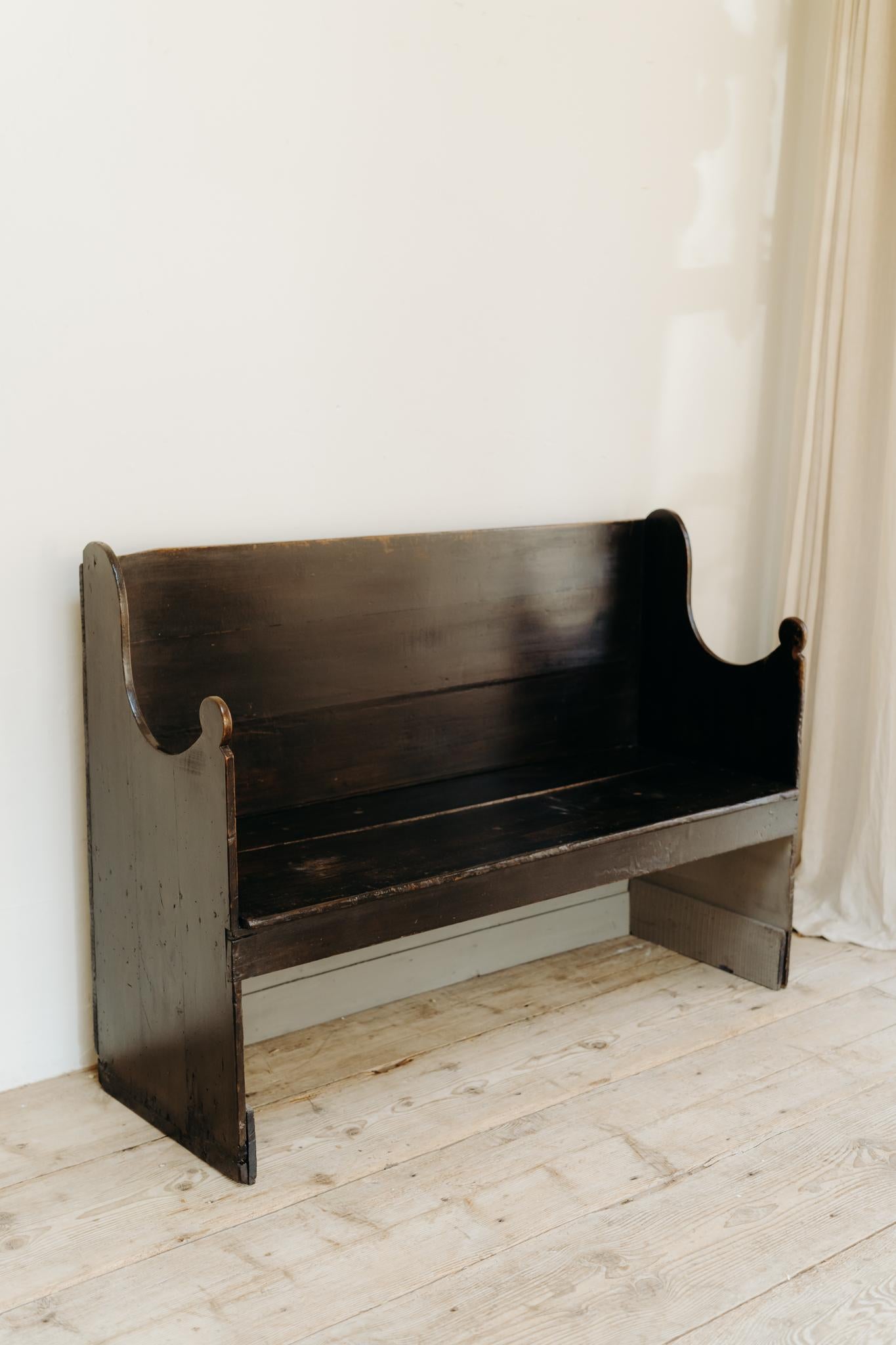 Banc espagnol du 19ème siècle en peuplier... en vente 1