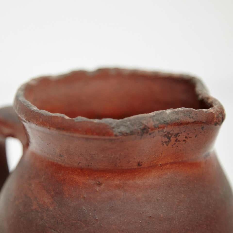 Ceramica tradizionale popolare del XIX secolo.  Di un artigiano sconosciuto, Francia.  In condizioni originali, con lievi usure dovute all'età e all'uso, che conservano una bella patina.    Materiali:  Ceramica    Dimensioni:  ø 13,5 cm x H. 15,5 cm.