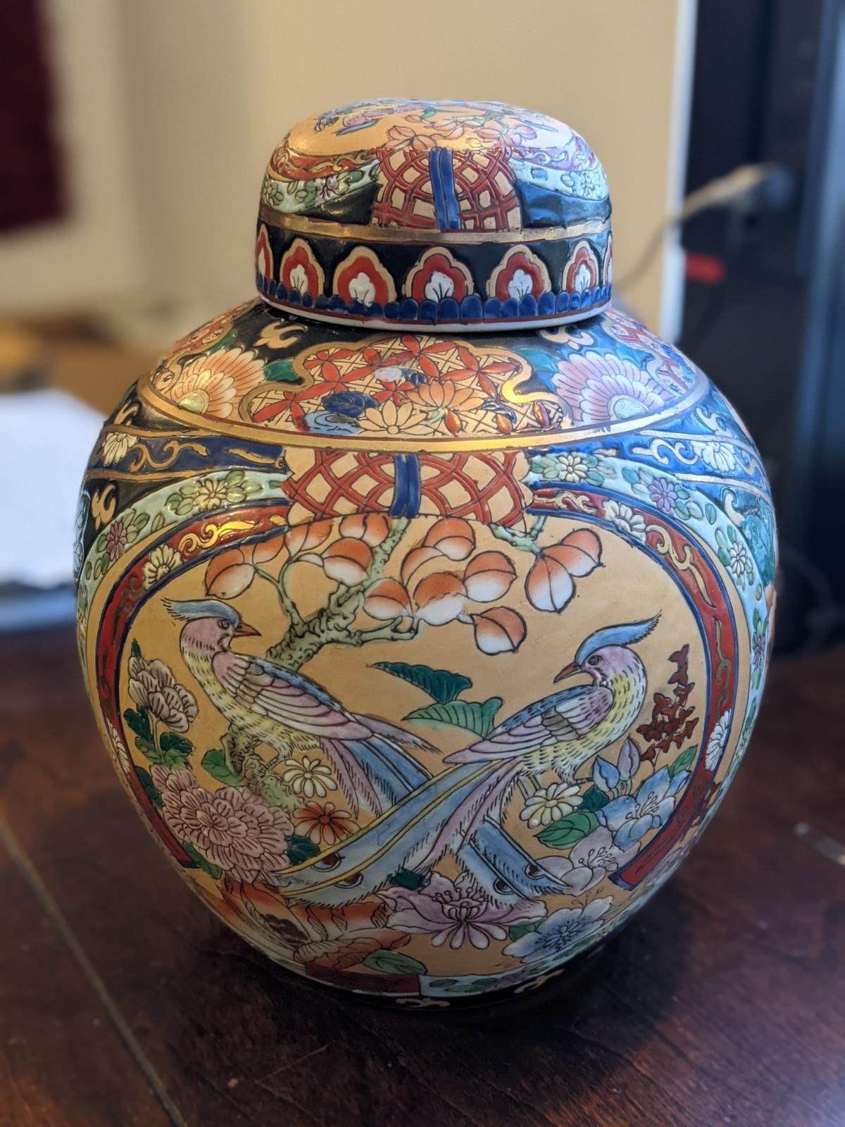 This porcelain pot origins from China, circa 1850.
  