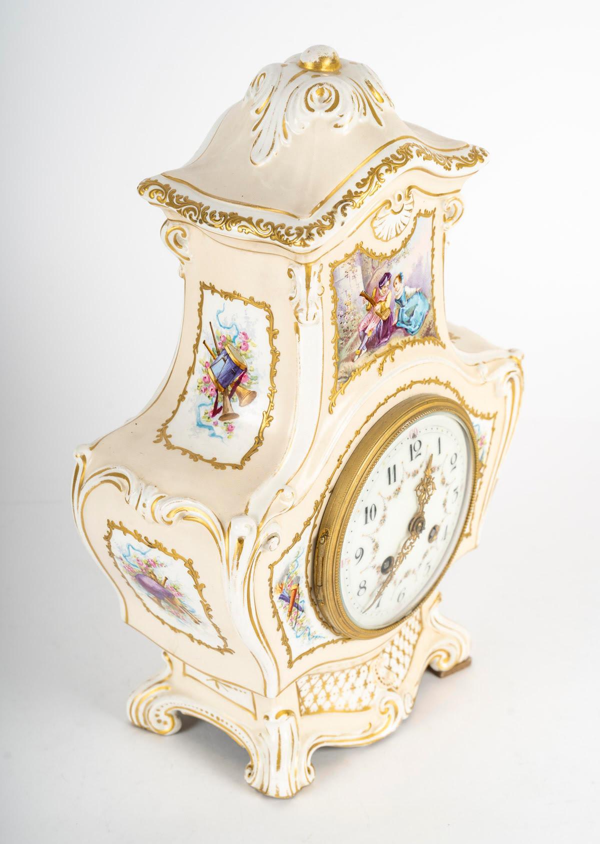 19th Century Porcelain Clock, Napoleon III Period. In Good Condition For Sale In Saint-Ouen, FR