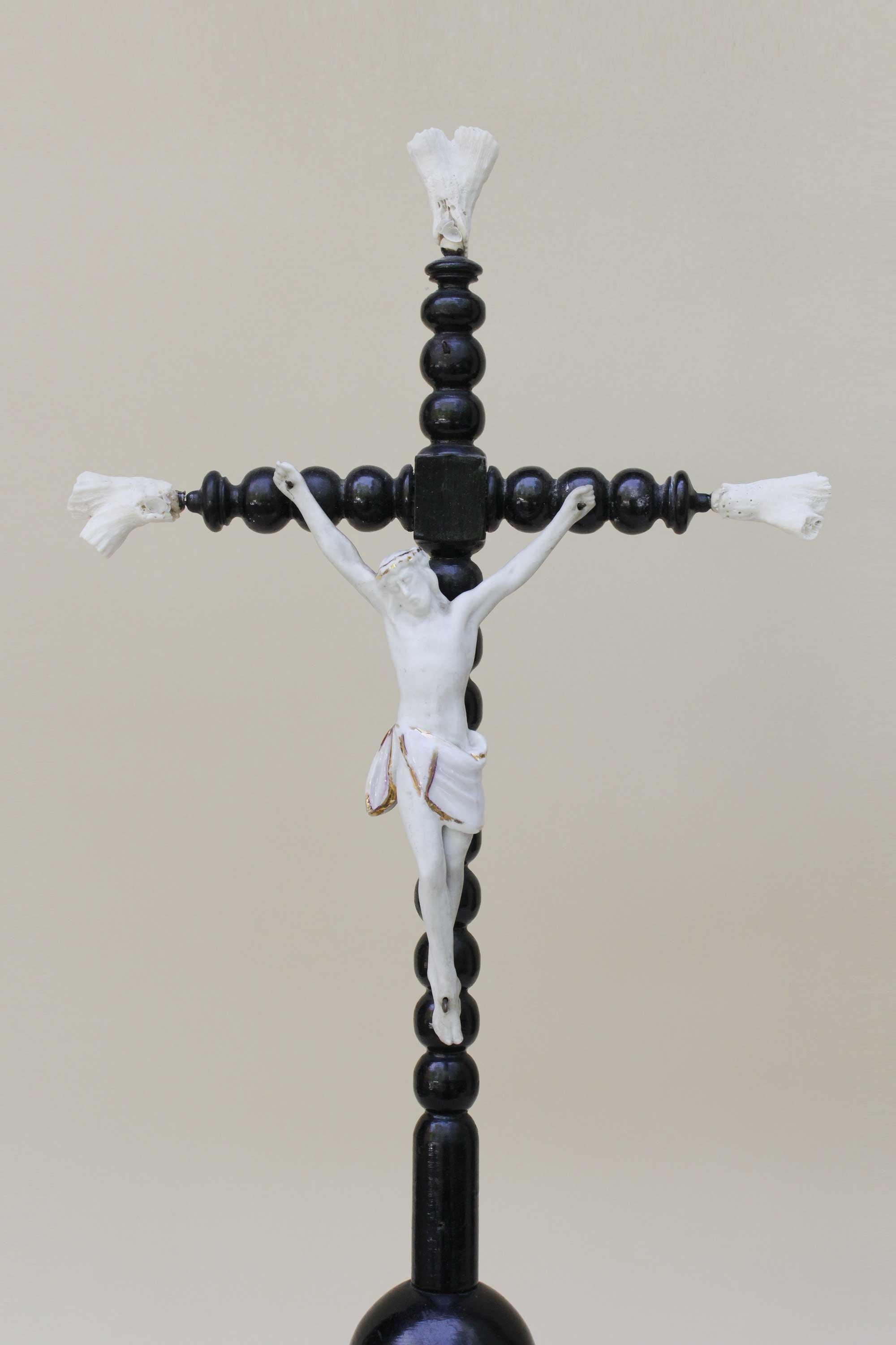 19th century French black ebonized crucifix with a porcelain Corpus Christi (original combination). Crucifix decorated with fossil coral and base with fossil shells.