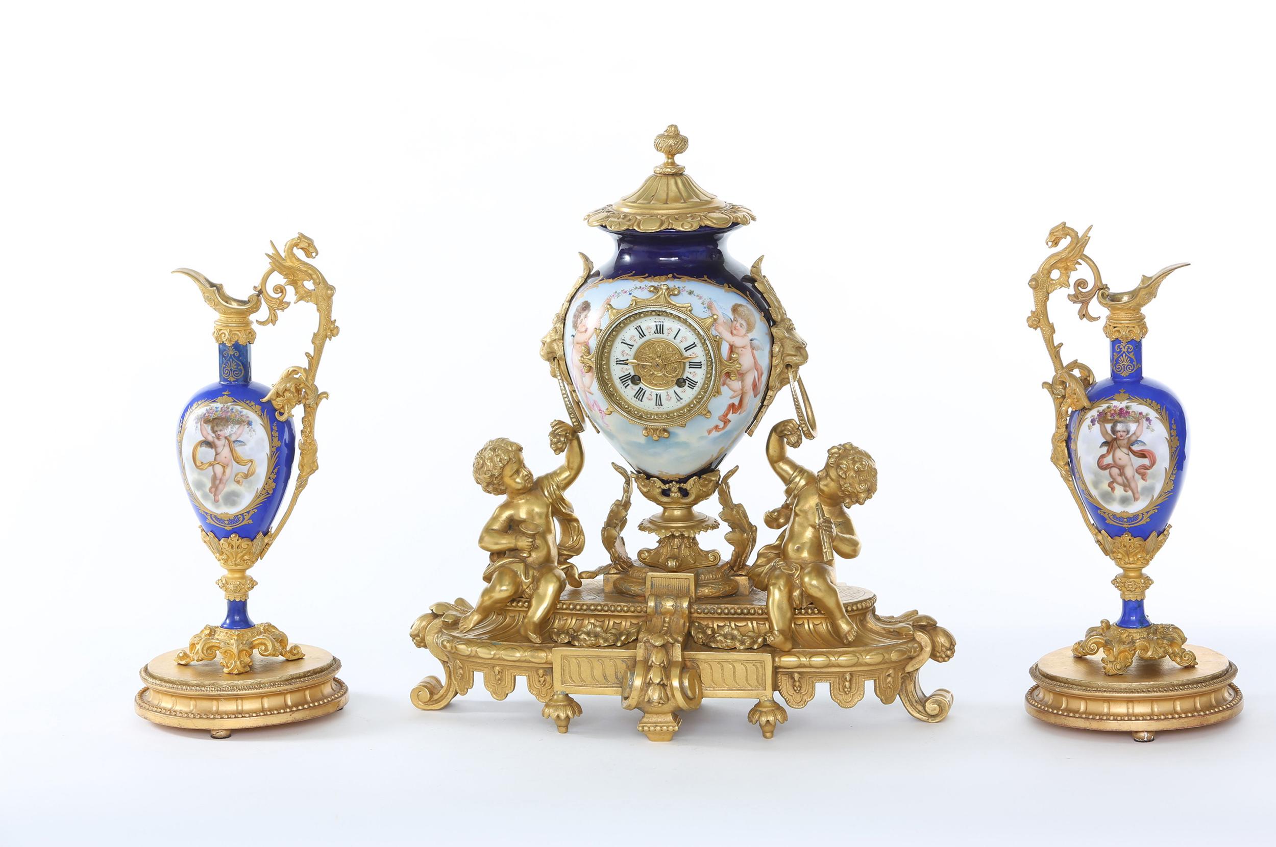 Tre pezzi in porcellana e bronzo dorato del XIX secolo in vendita 7