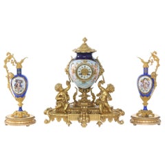 Garniture de trois pièces en porcelaine et bronze doré du 19ème siècle