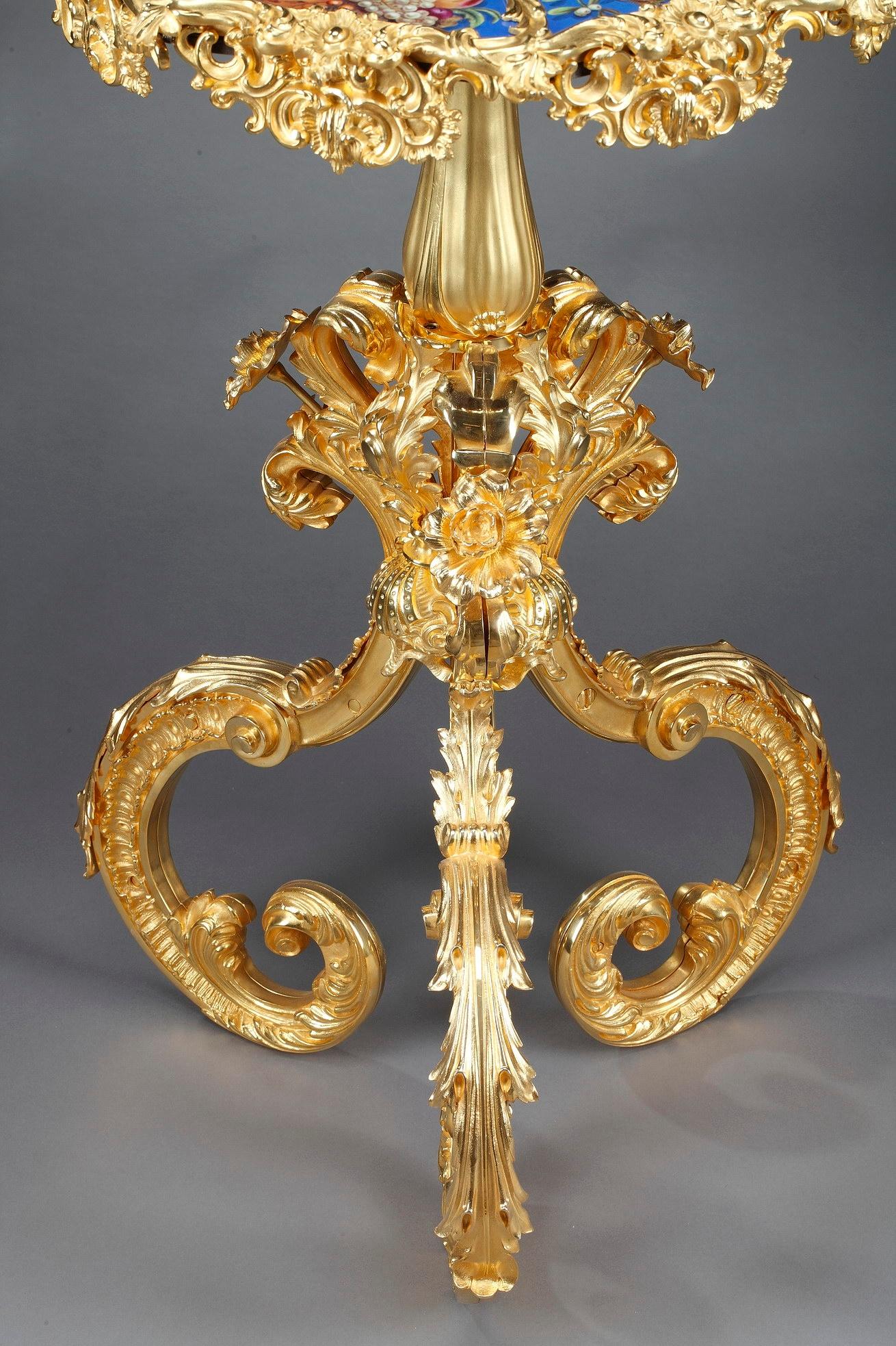 Louis XV Table de Gueridon en porcelaine du 19e siècle de style Rocaille en vente