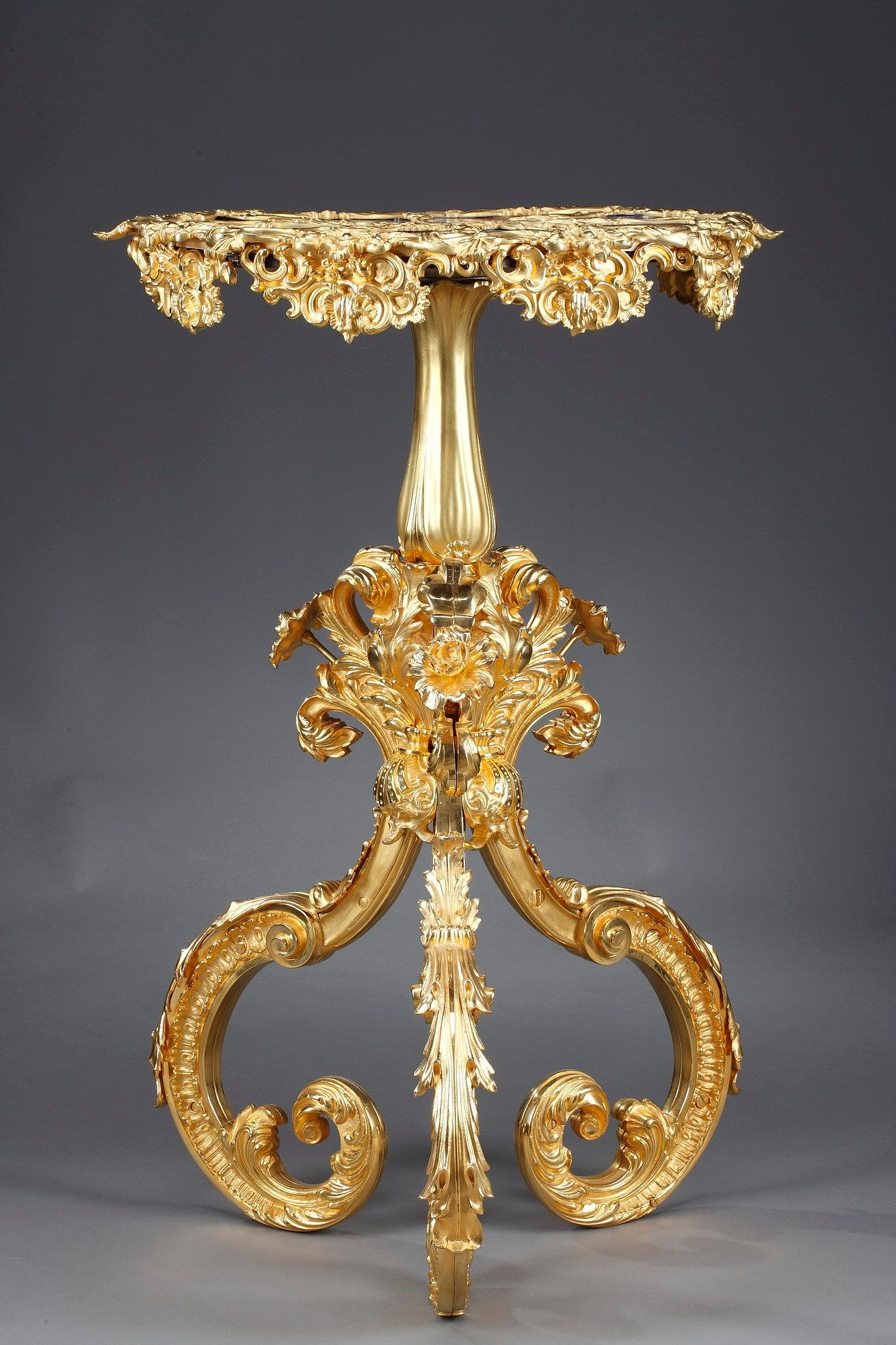 Français Table de Gueridon en porcelaine du 19e siècle de style Rocaille en vente