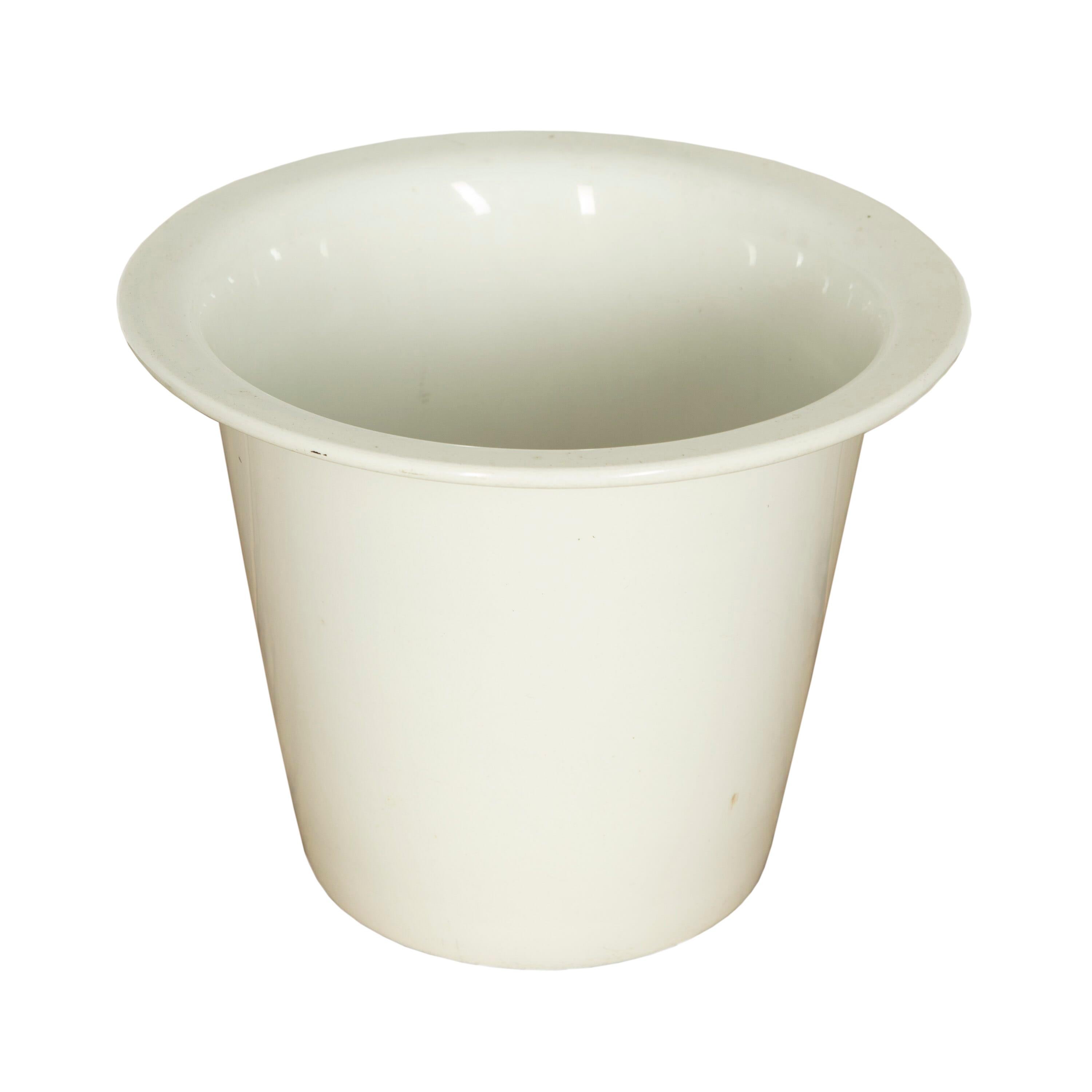 seau à glace en porcelaine du 19ème siècle. 
Fabriqué dans les usines de Maastricht.