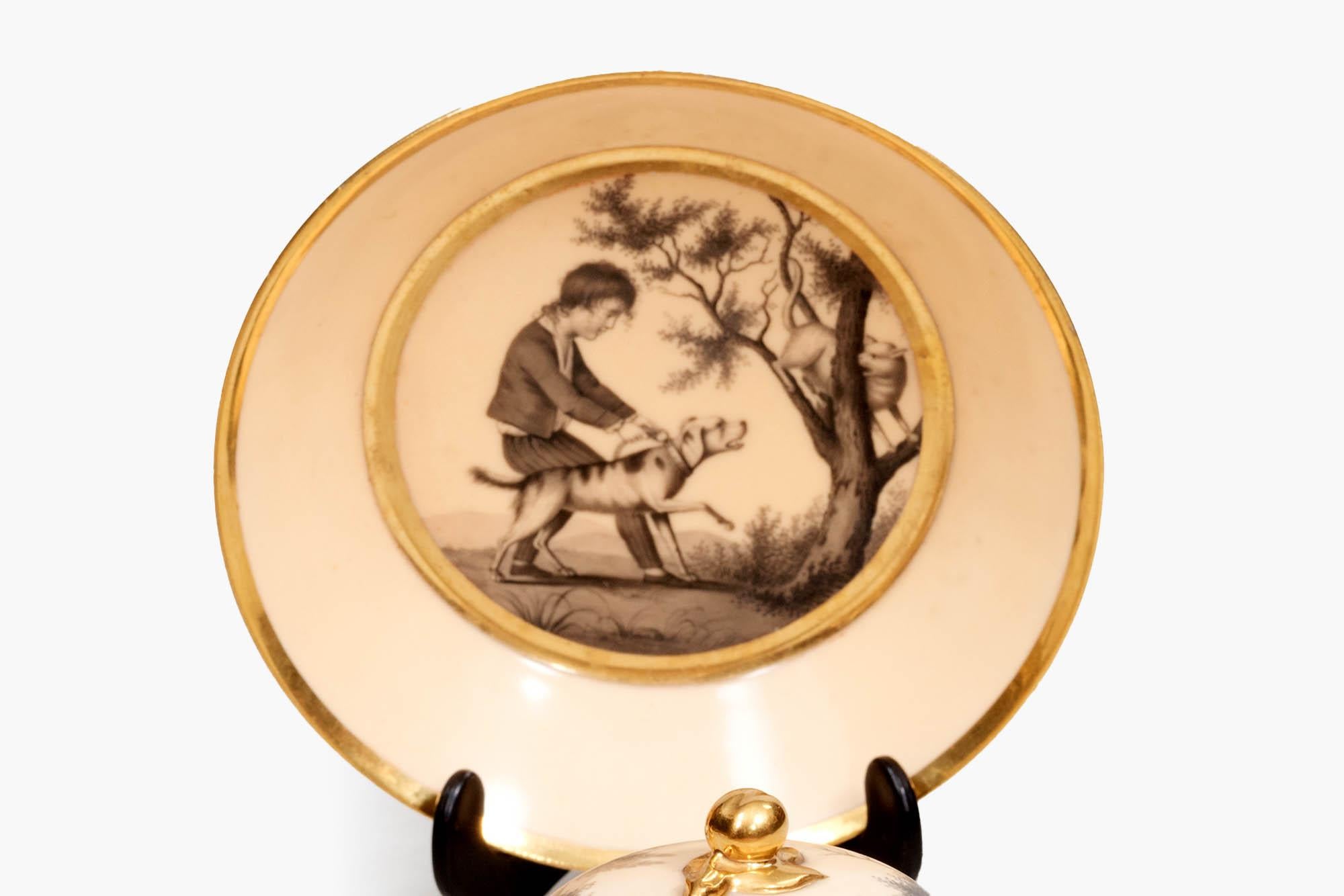 Charmante paire de tasses à chocolat chaud à couvercle en porcelaine du début du 19e siècle avec soucoupes assorties par Dihl et Guerhard, Paris. Chaque pièce est peinte en grisaille et représente des enfants en train de s'amuser dans des paysages à
