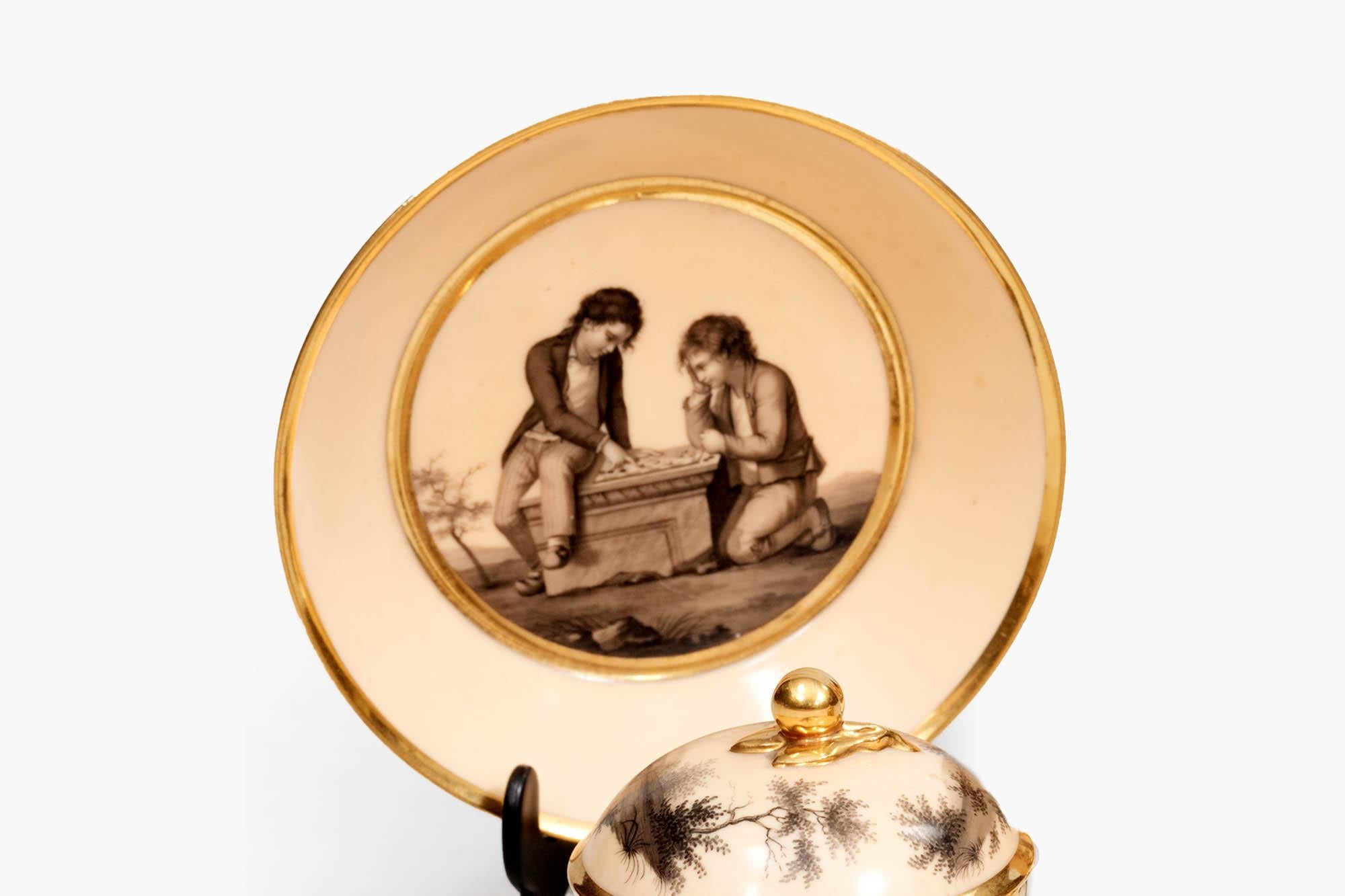 Romantique Coupes et soucoupes à chocolat chaud avec couvercle en porcelaine du 19e siècle par Dihl et Guerhard en vente