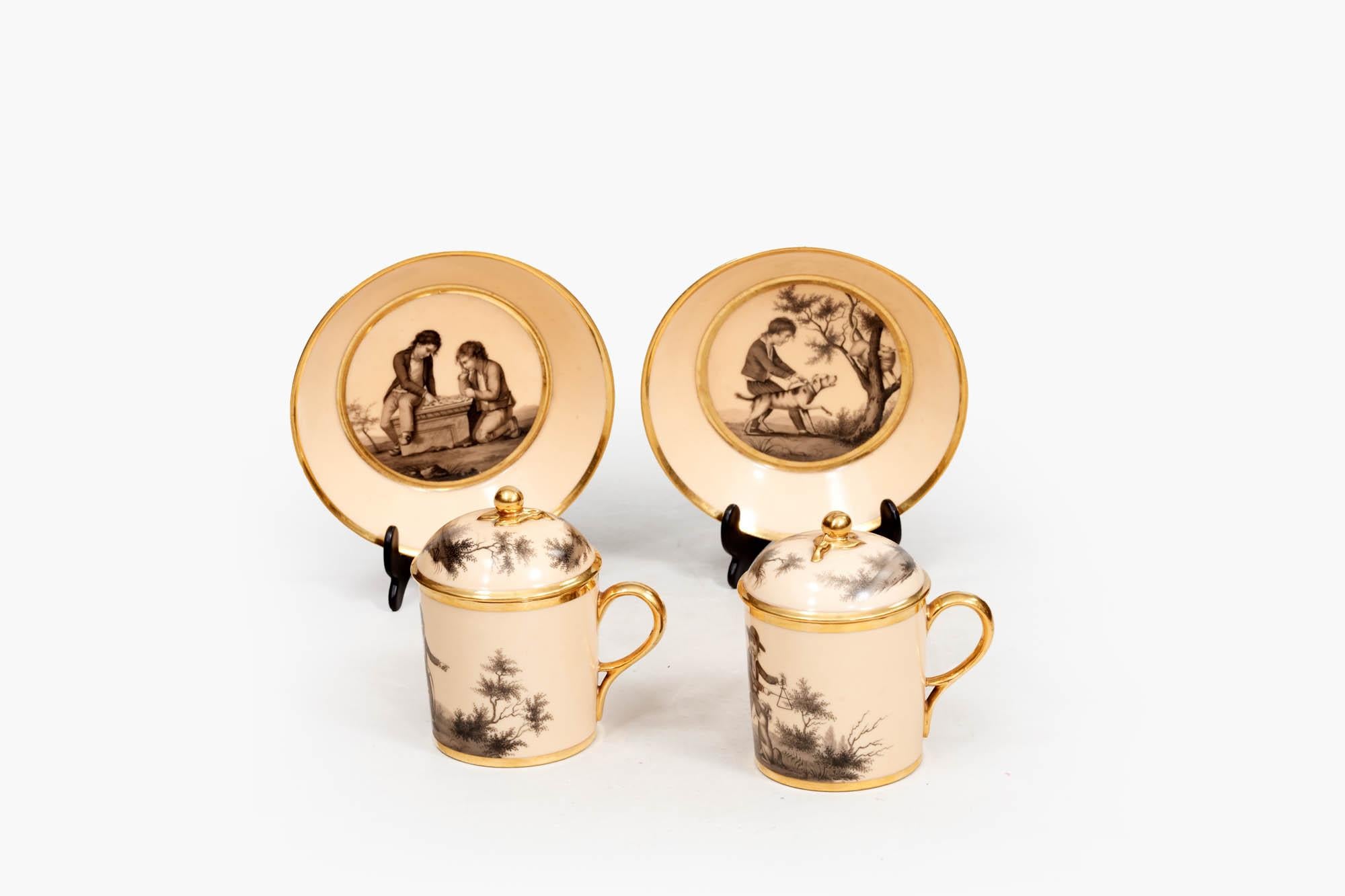 Français Coupes et soucoupes à chocolat chaud avec couvercle en porcelaine du 19e siècle par Dihl et Guerhard en vente