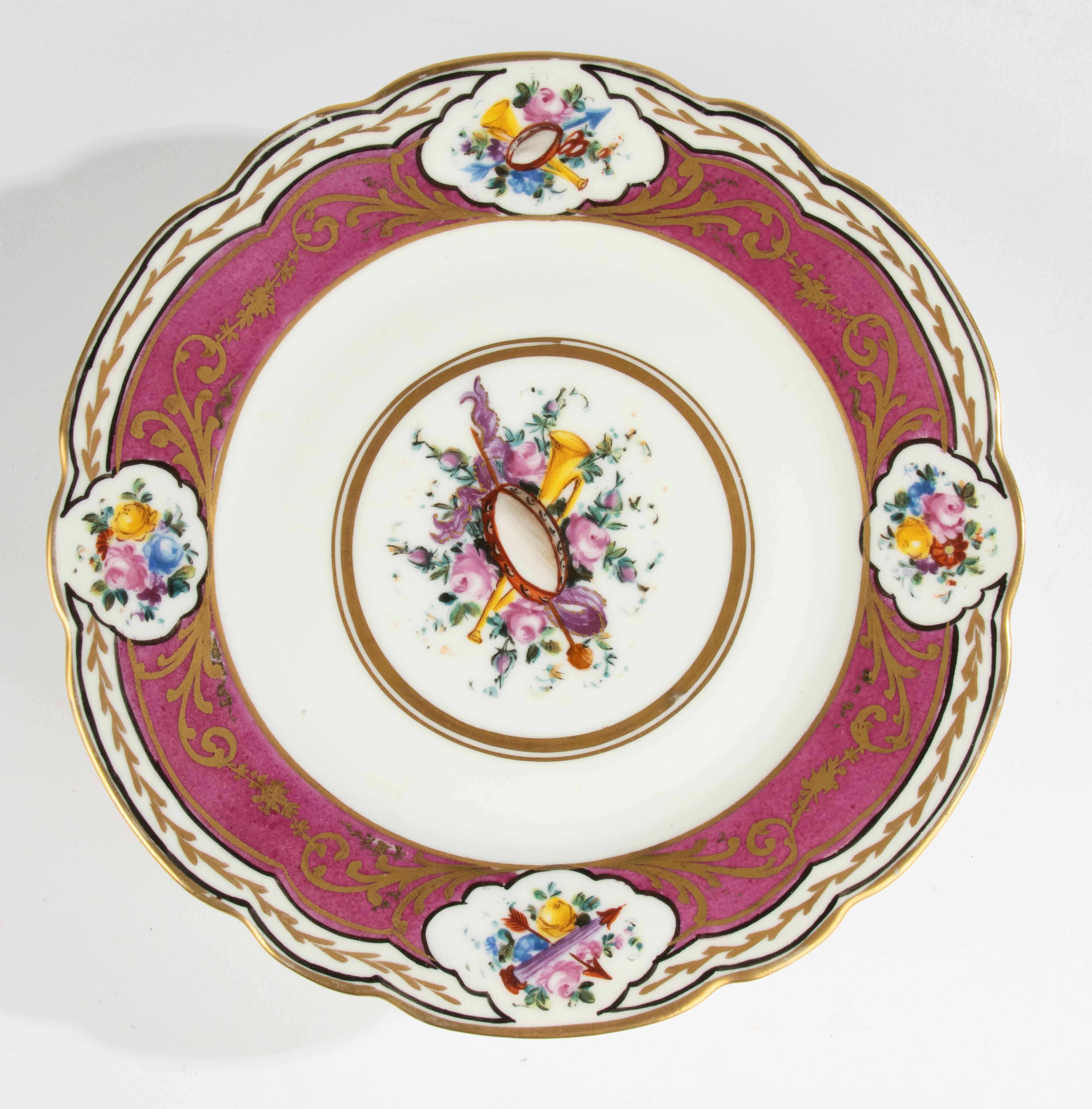 Une belle coupe ancienne en porcelaine avec boîte à musique.
Le bol en porcelaine est peint à la main avec des ornements, des accents dorés et des images sur le thème de la musique.
Au fond du bol en porcelaine se trouve une magnifique boîte à
