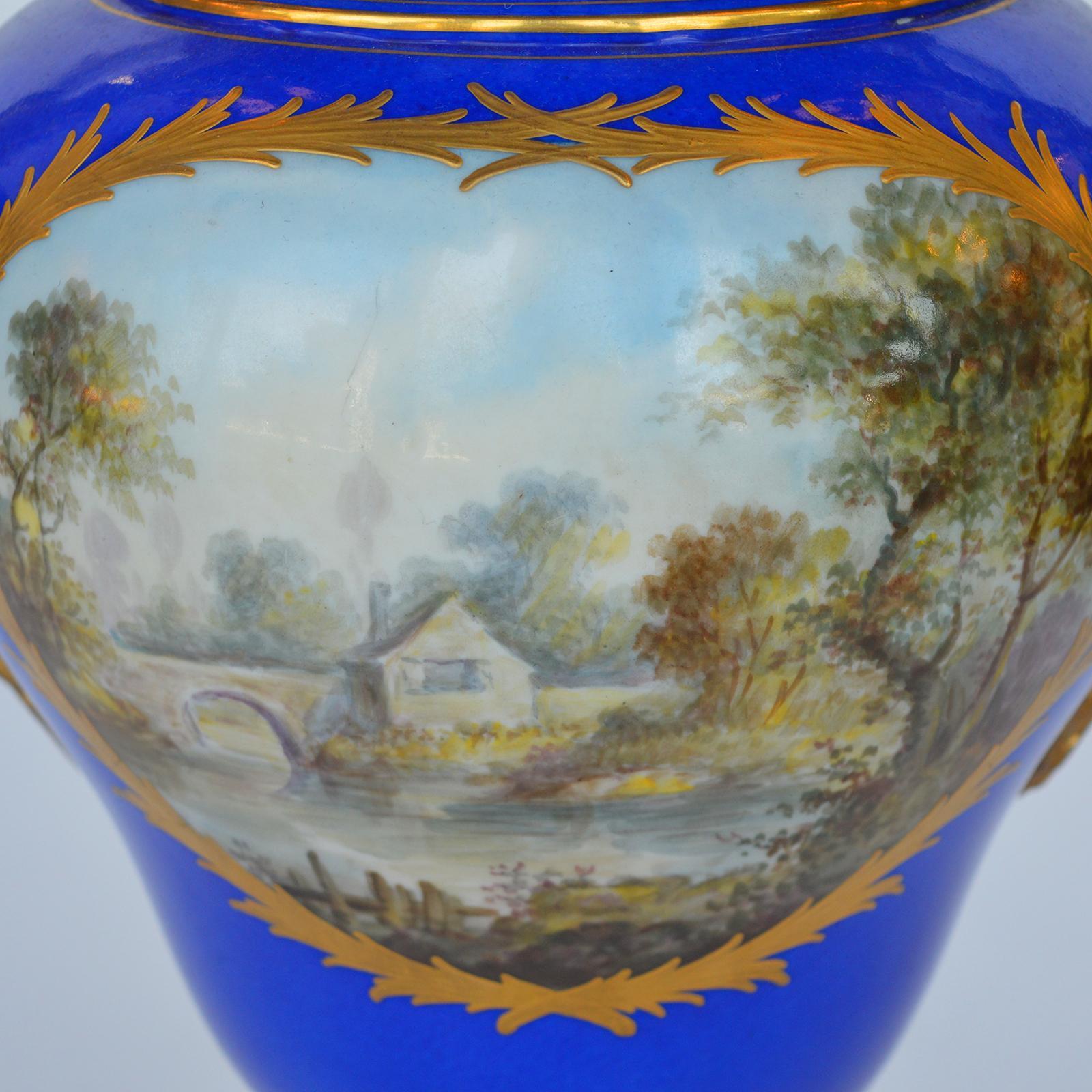 Francese Vaso in porcellana di Sevres del XIX secolo con bronzo dorato in vendita