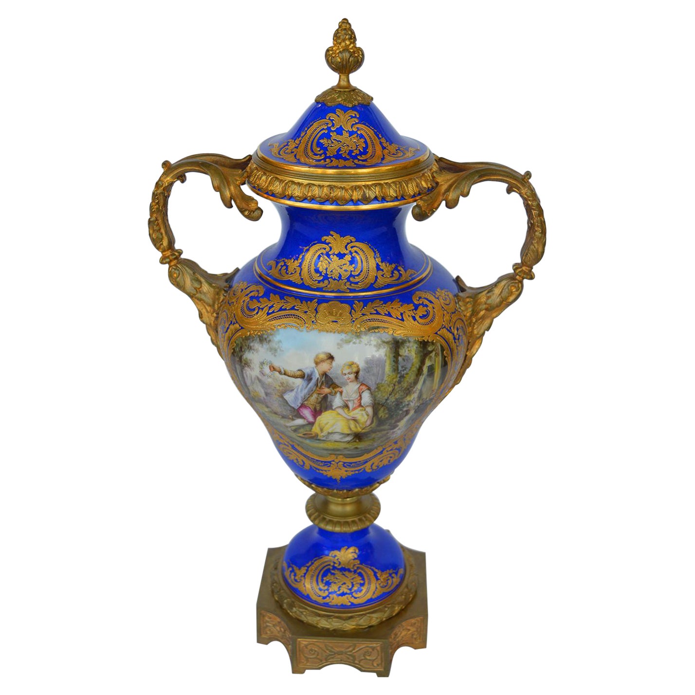 Vase en porcelaine de Sèvres du 19ème siècle avec bronze doré en vente