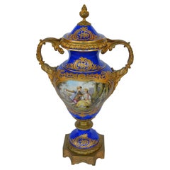 Jarrón de porcelana de Sevres del siglo XIX con bronce dorado