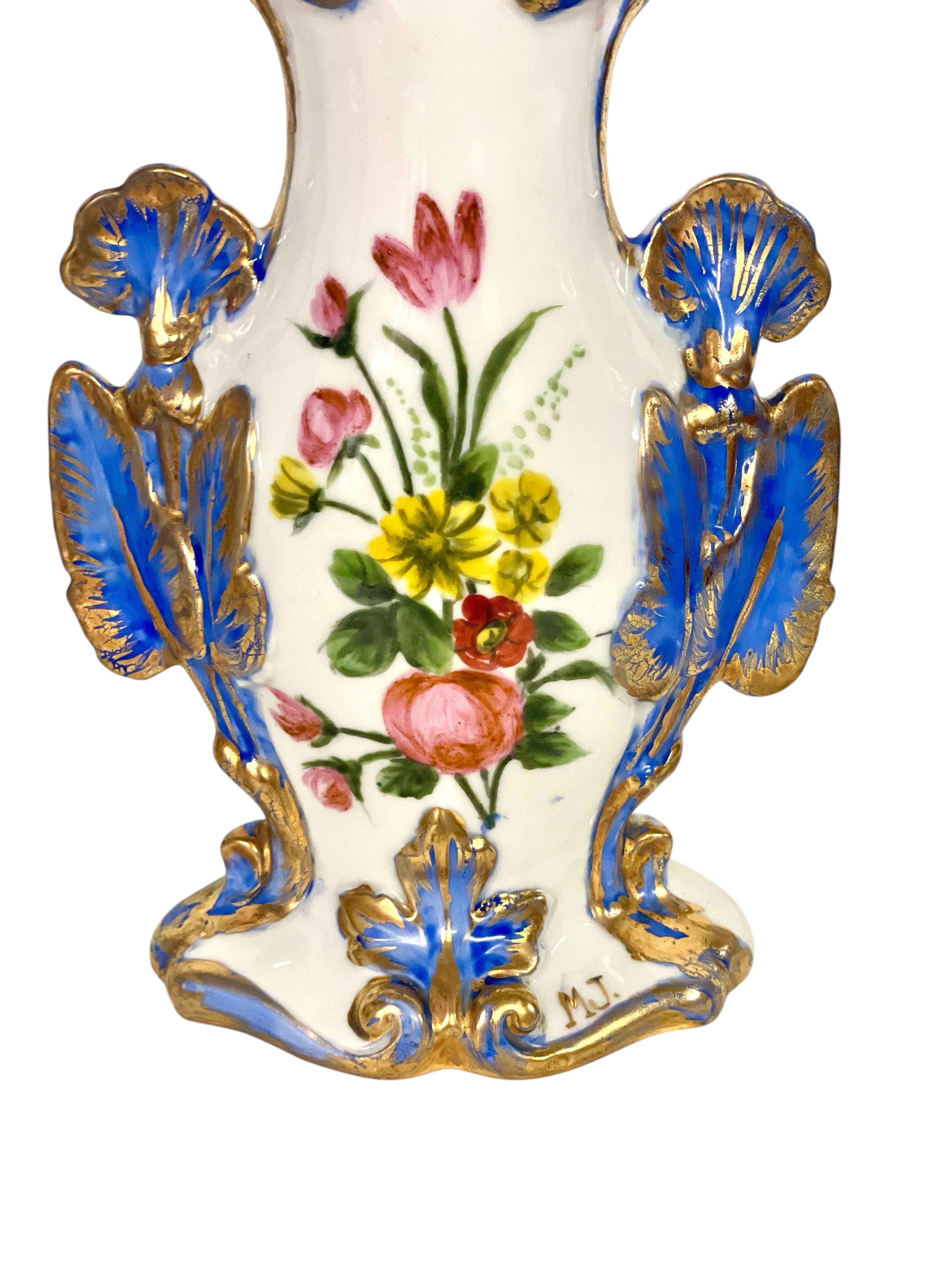 Francese Vaso nuziale in porcellana del XIX secolo con accenti dorati in vendita