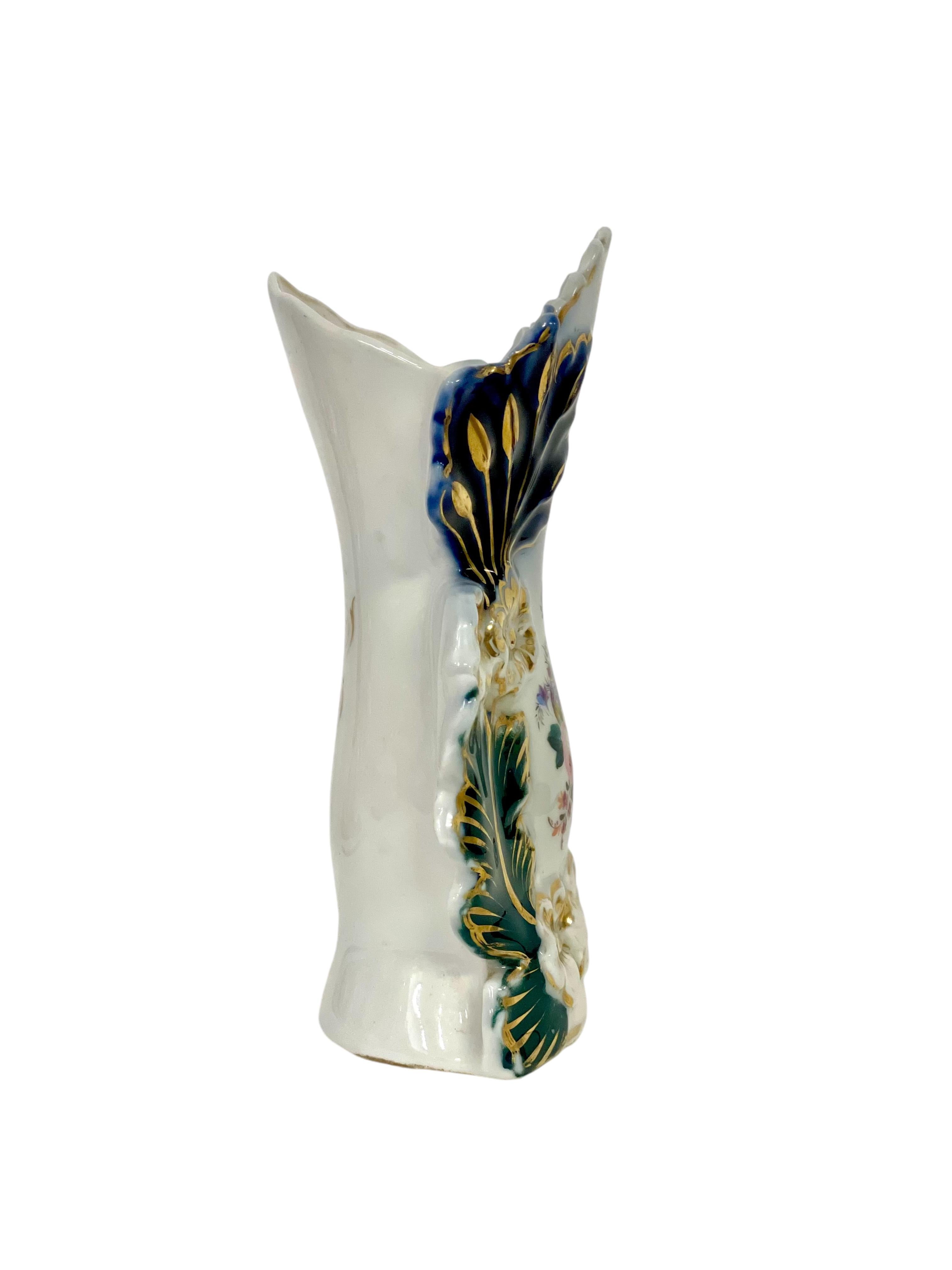 Un meraviglioso vaso nuziale antico in Porcelaine de Paris (o Vase d'Eglise de Mariée), risalente al XIX secolo e caratterizzato da uno squisito disegno dipinto a mano di fiori di campo, su fasce di fogliame modellato in verde e blu, con riflessi