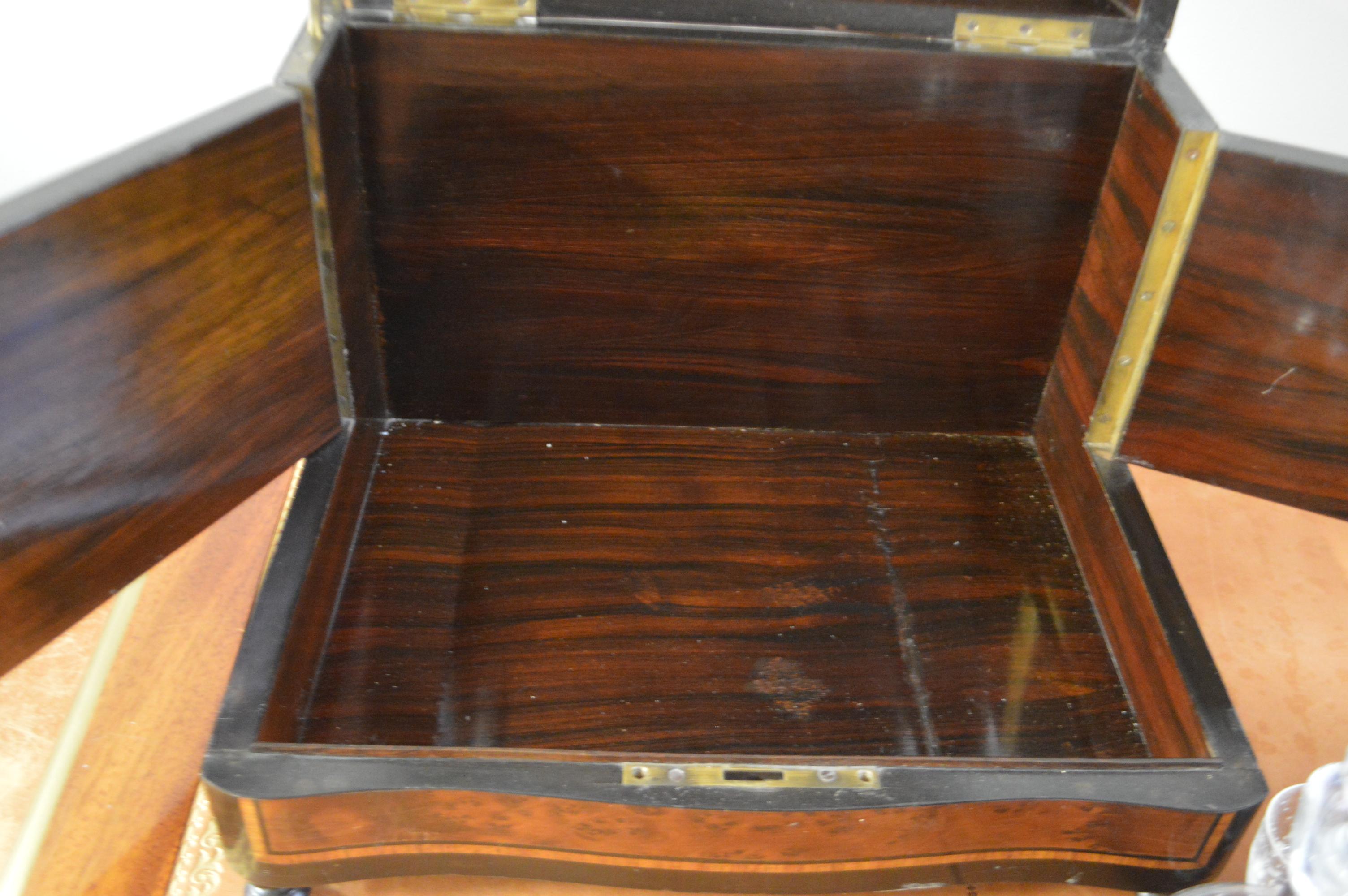 19th Century Portable Bar in a Burled Rosewood Box with Original Crystal Ware im Angebot 2
