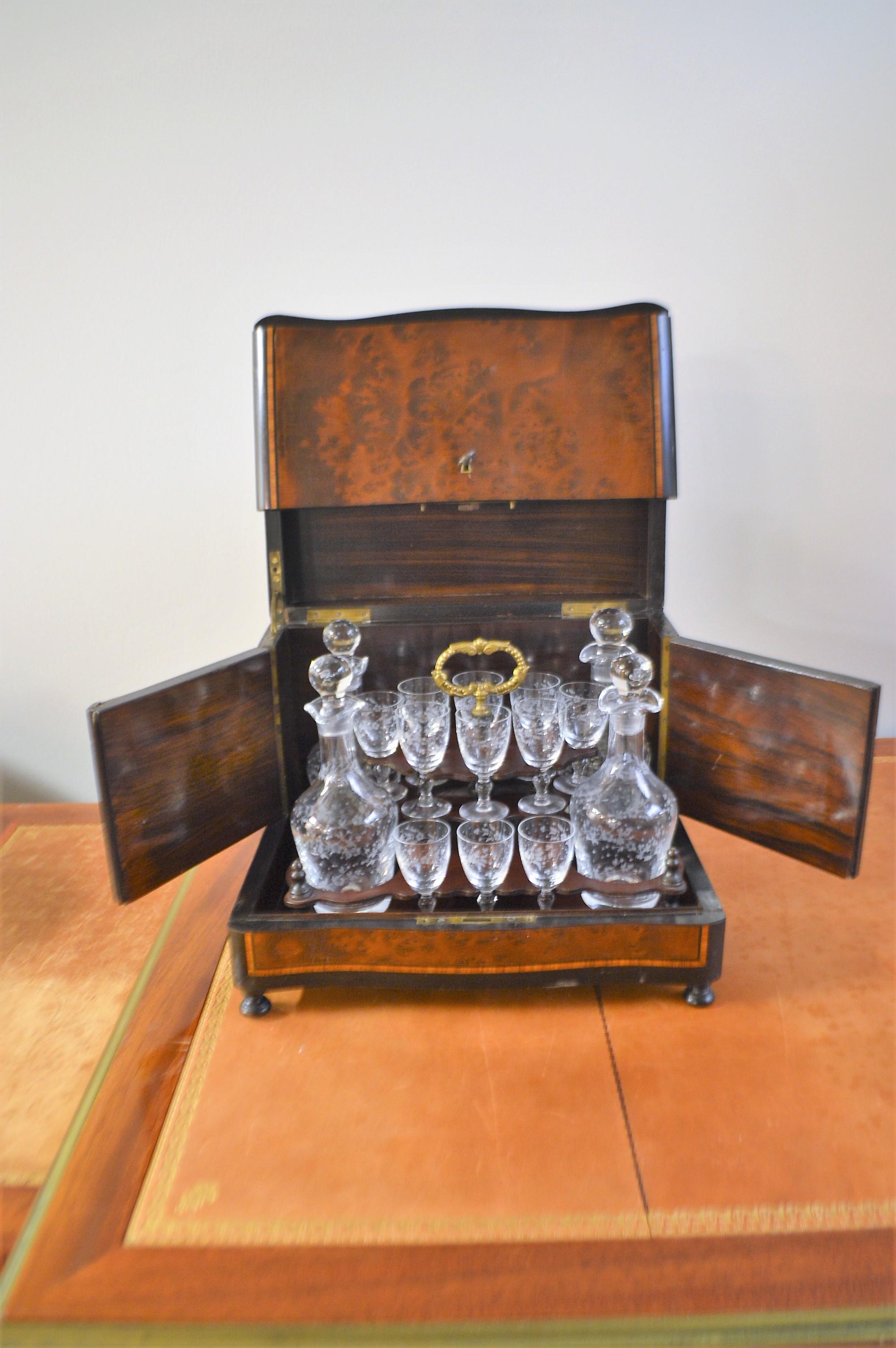 19th Century Portable Bar in a Burled Rosewood Box with Original Crystal Ware (Empire) im Angebot