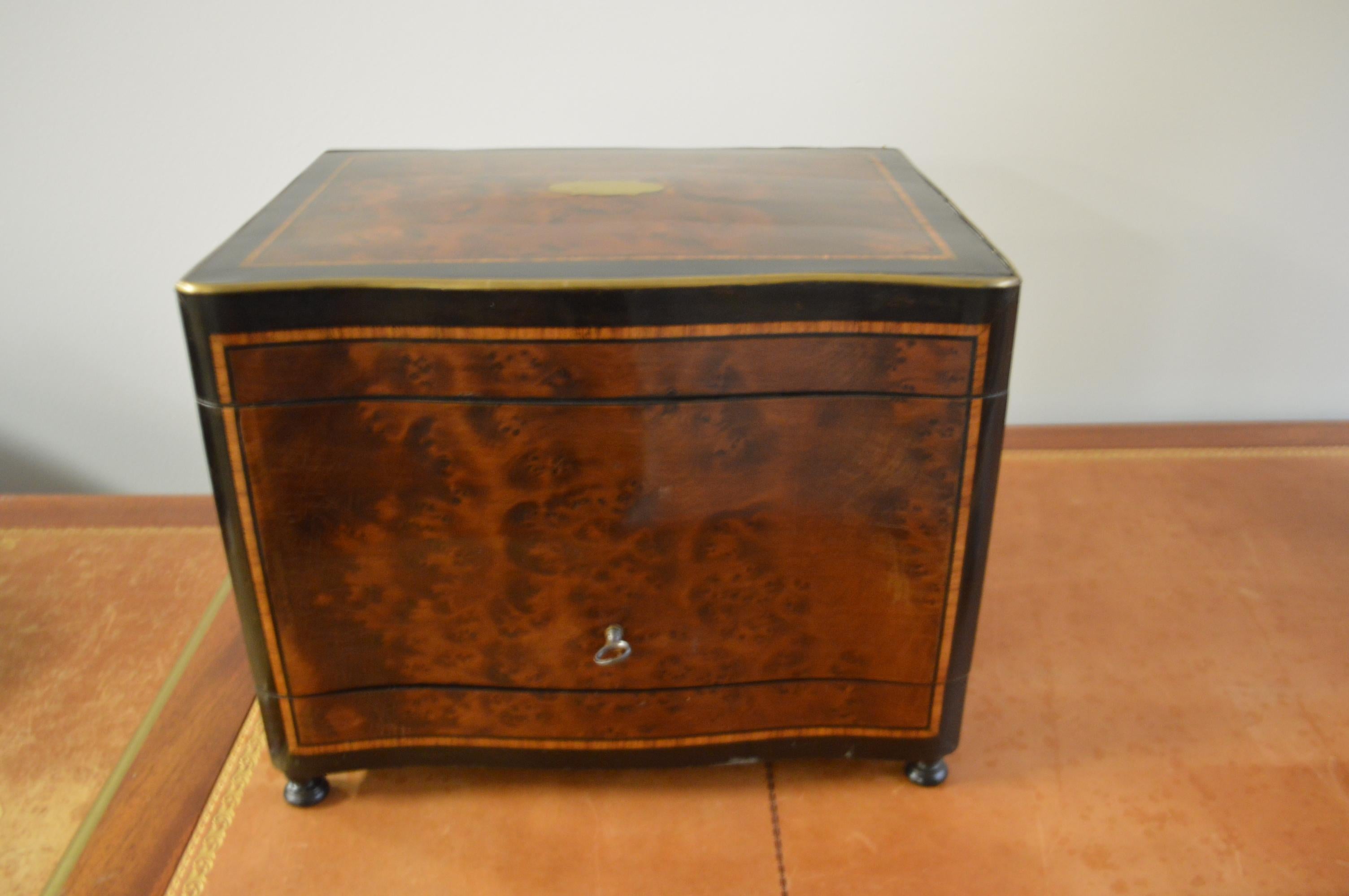 19th Century Portable Bar in a Burled Rosewood Box with Original Crystal Ware (Französisch) im Angebot