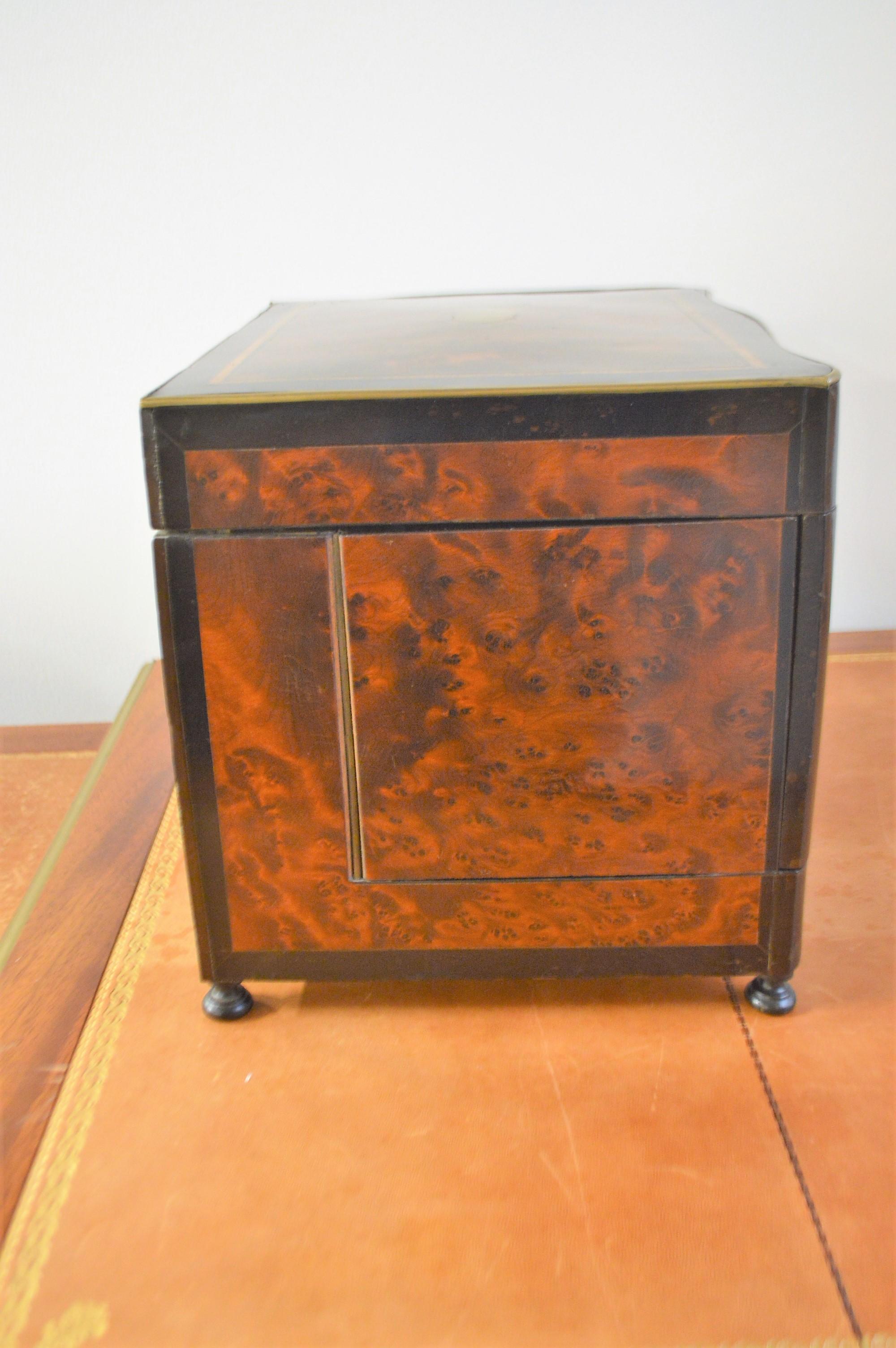 19th Century Portable Bar in a Burled Rosewood Box with Original Crystal Ware (Radiert) im Angebot