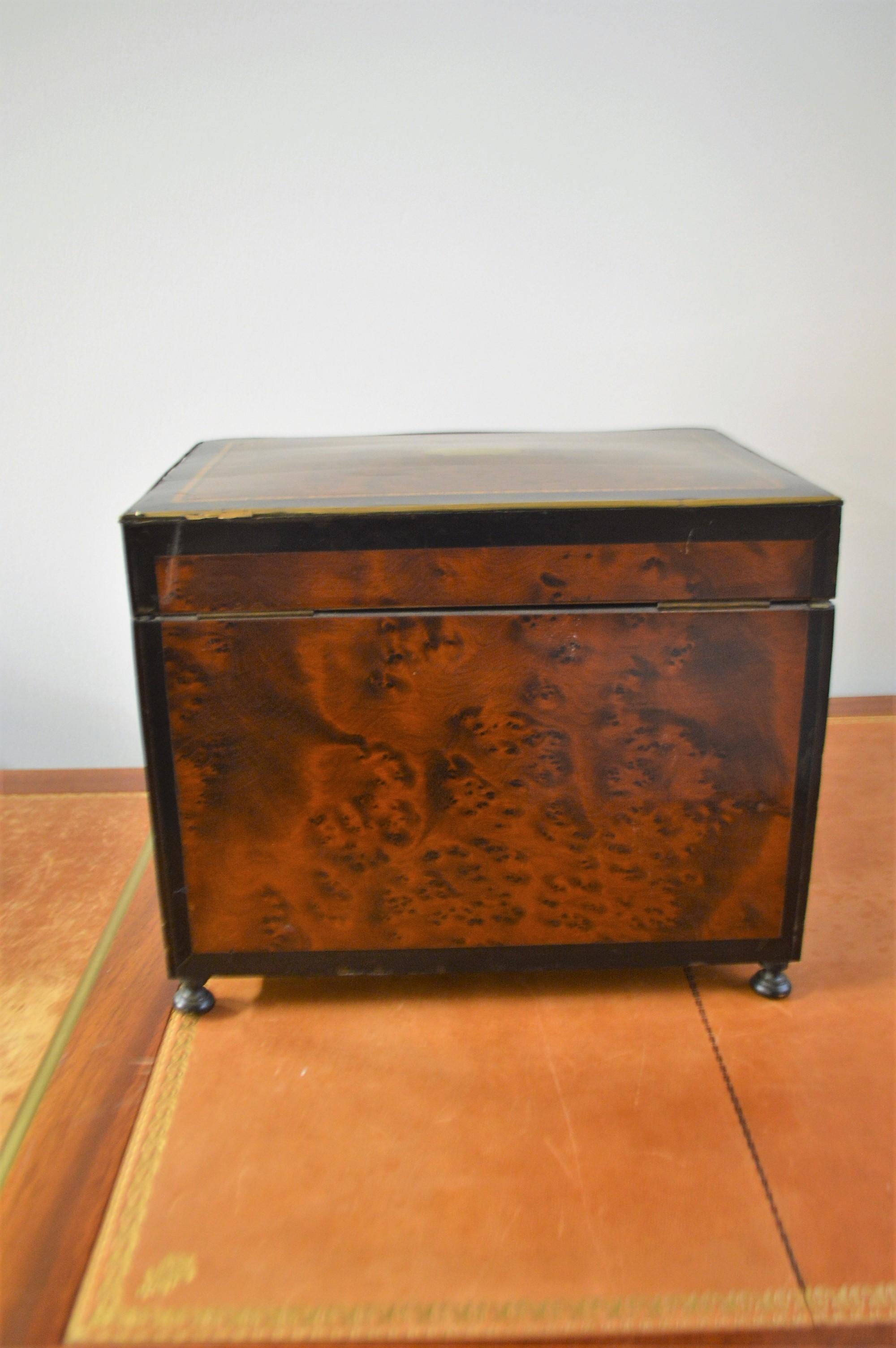 19th Century Portable Bar in a Burled Rosewood Box with Original Crystal Ware im Zustand „Gut“ im Angebot in Oakville, ON
