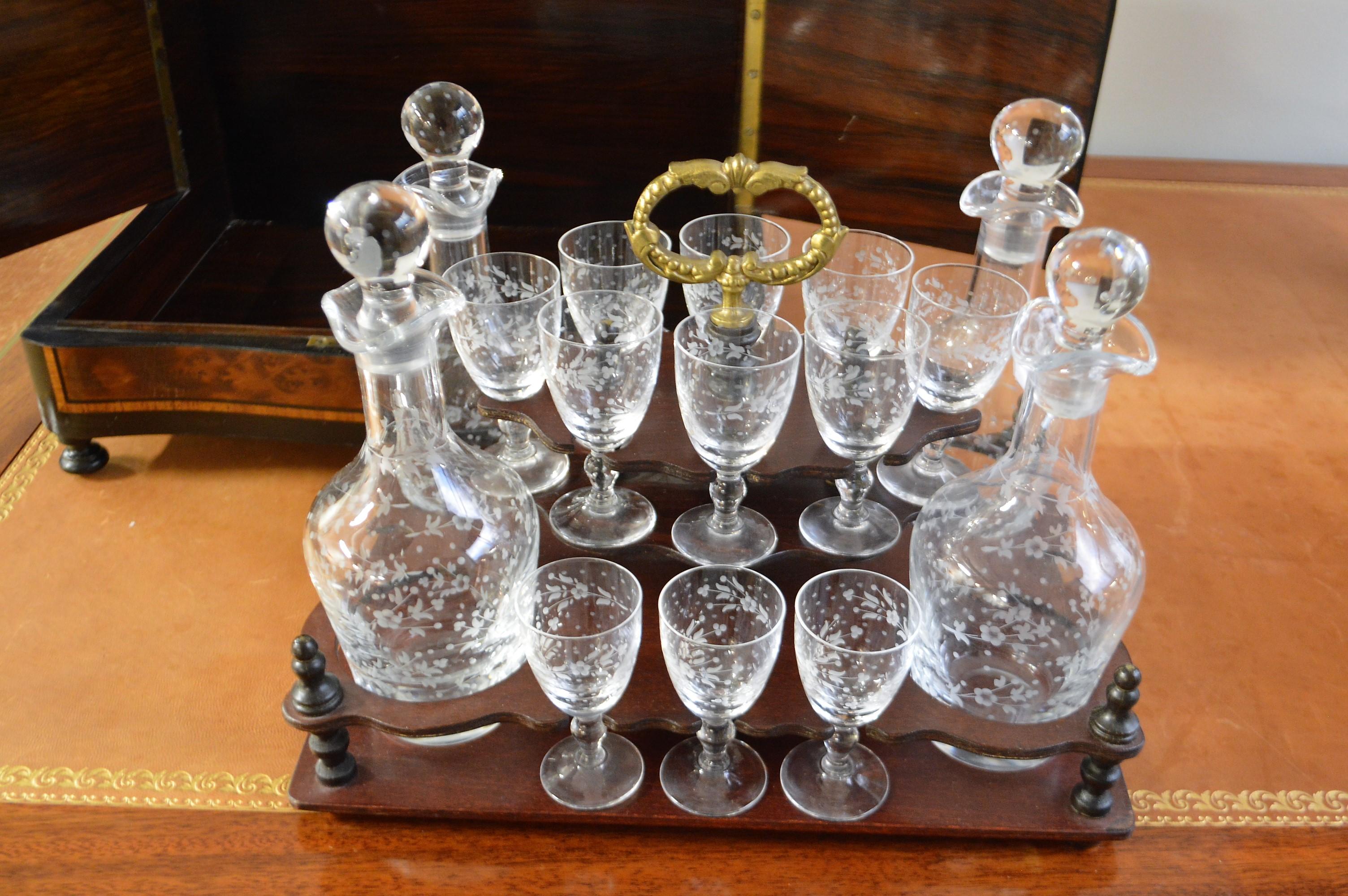 19th Century Portable Bar in a Burled Rosewood Box with Original Crystal Ware (Rosenholz) im Angebot