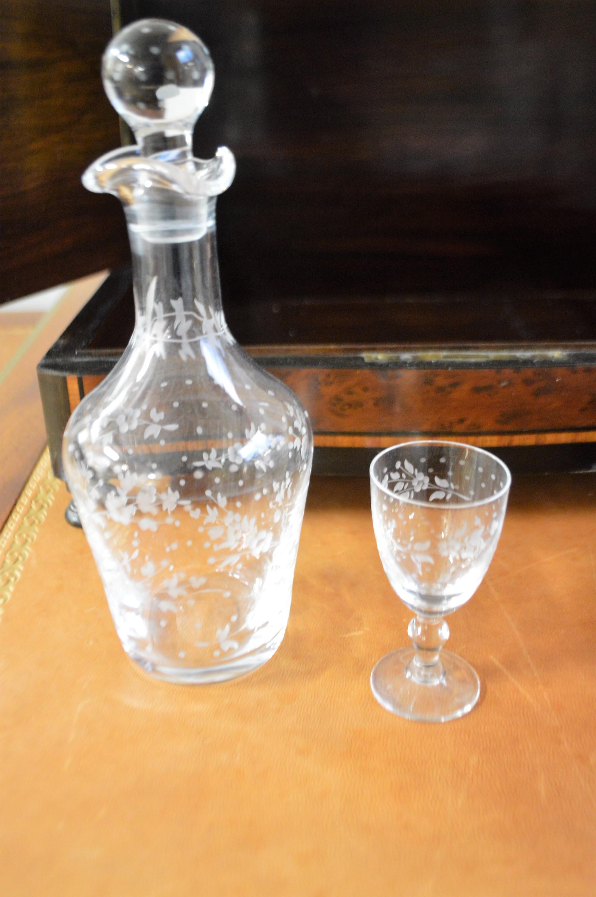 19th Century Portable Bar in a Burled Rosewood Box with Original Crystal Ware im Angebot 1