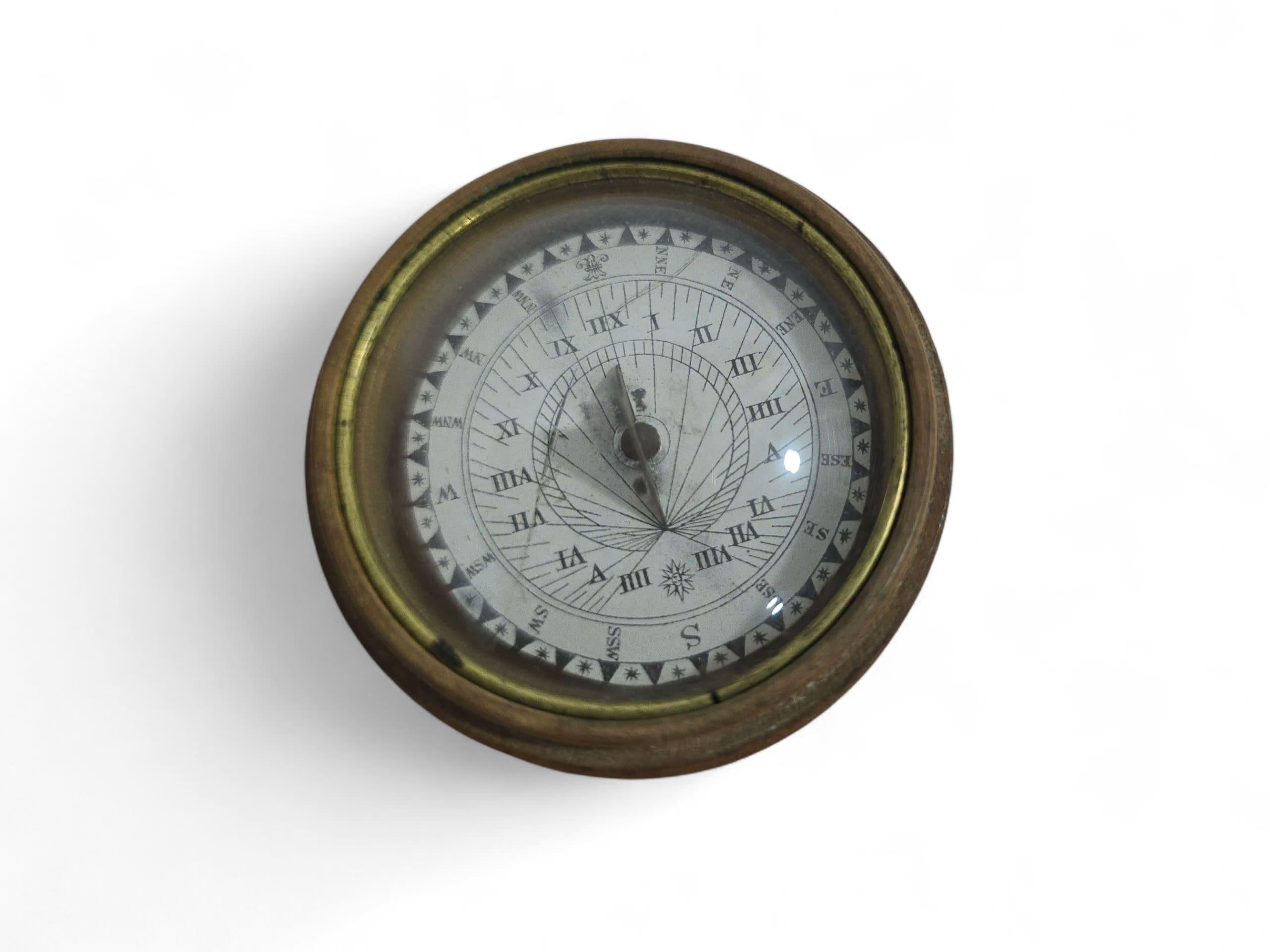 Cadran solaire portatif du 19e siècle dans un coffret en bois tourné Bon état - En vente à Madrid, ES