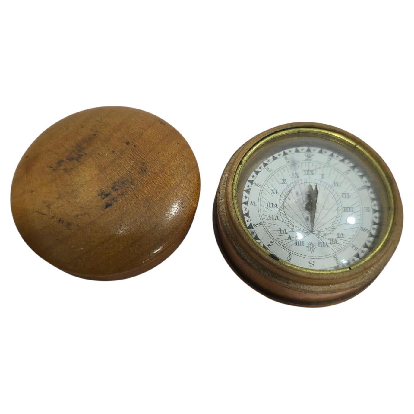 Cadran solaire portatif du 19e siècle dans un coffret en bois tourné
