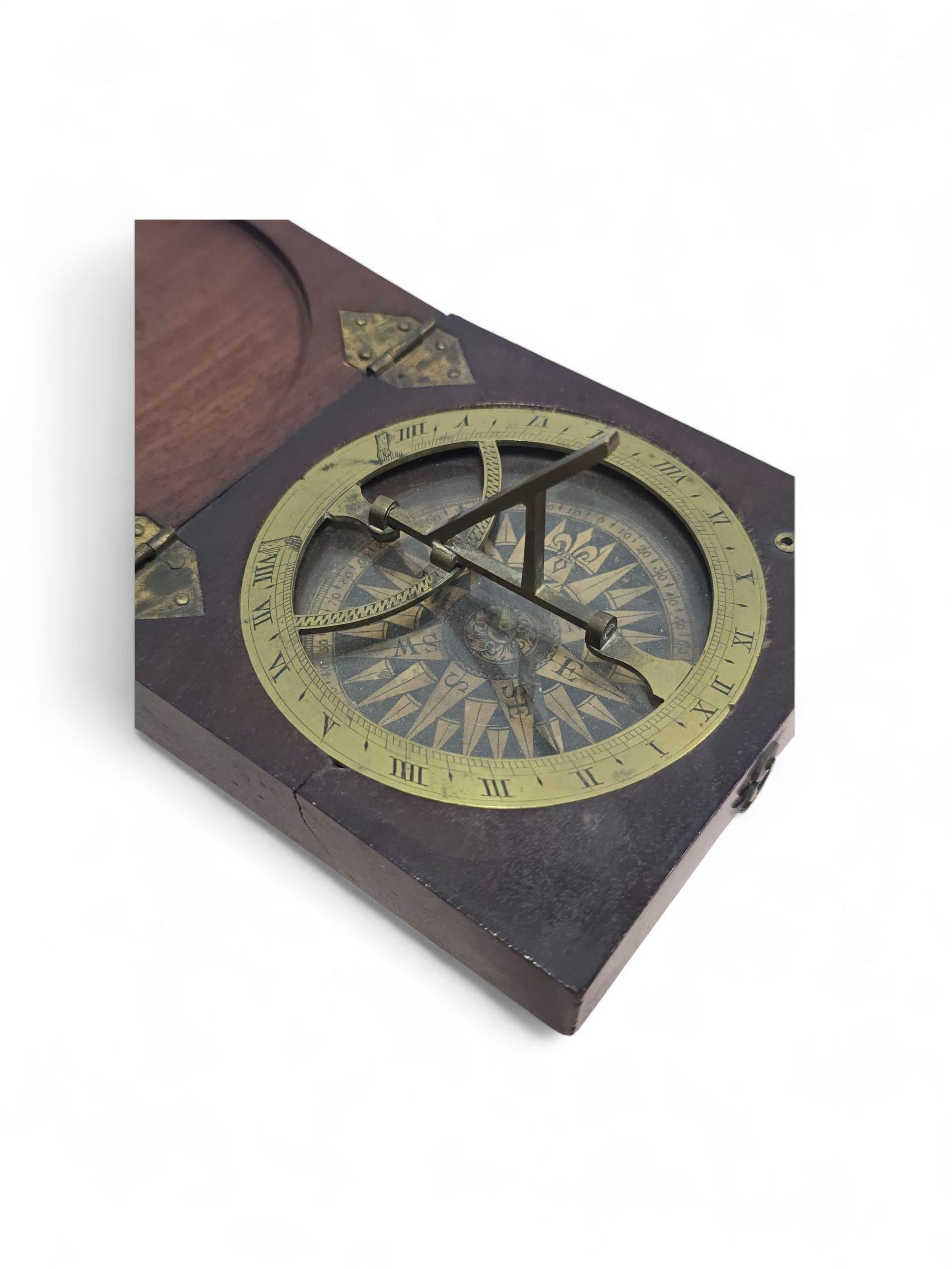 Cadran solaire portatif du 19e siècle dans un coffret en bois
Charmant cadran solaire portatif du XIXe siècle, logé dans son coffret en bois d'origine.
Cet instrument compact illustre le savoir-faire et l'aspect pratique du design scientifique du