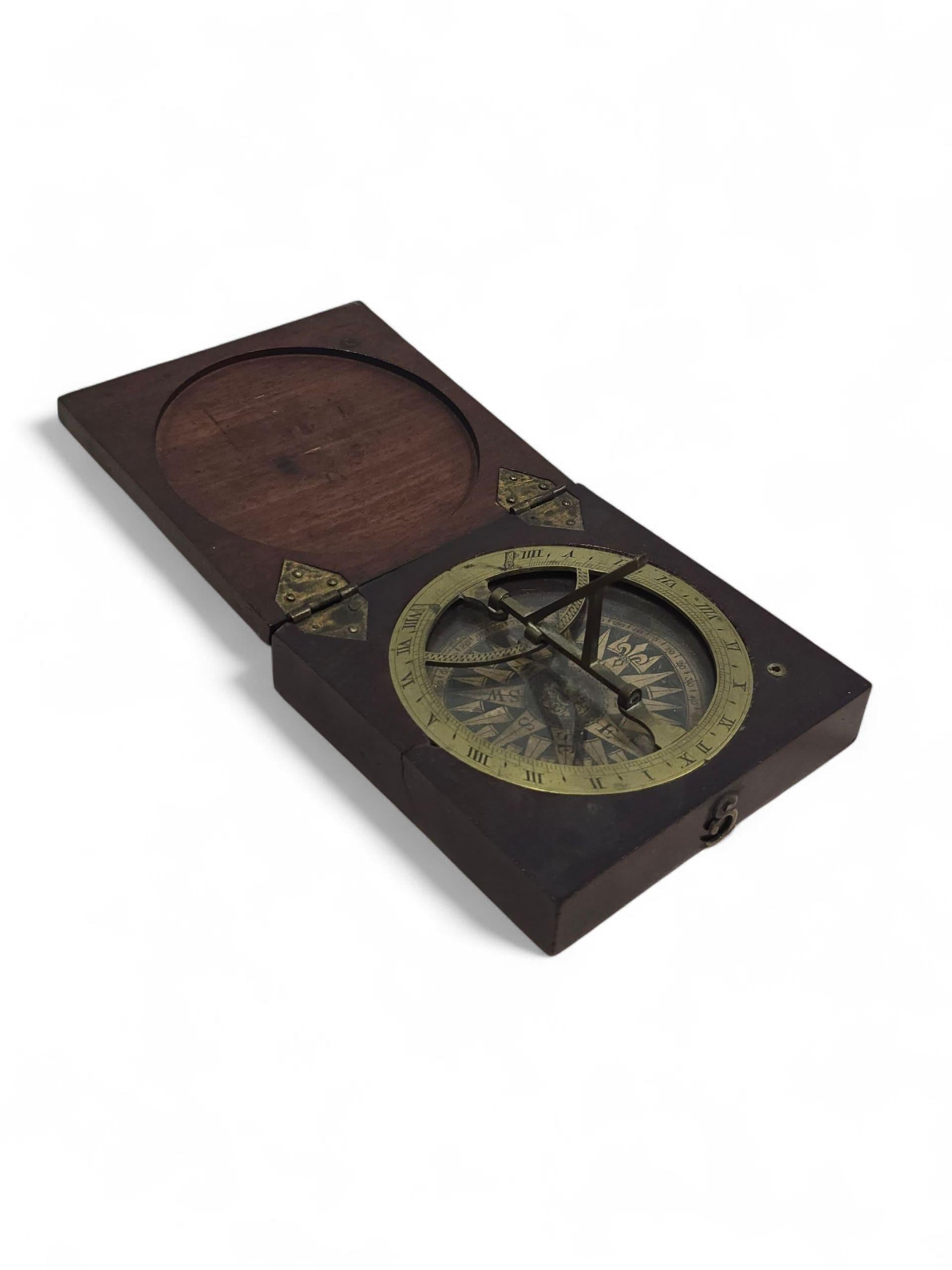 Cadran solaire portatif du 19e siècle dans un coffret en bois Bon état - En vente à Madrid, ES