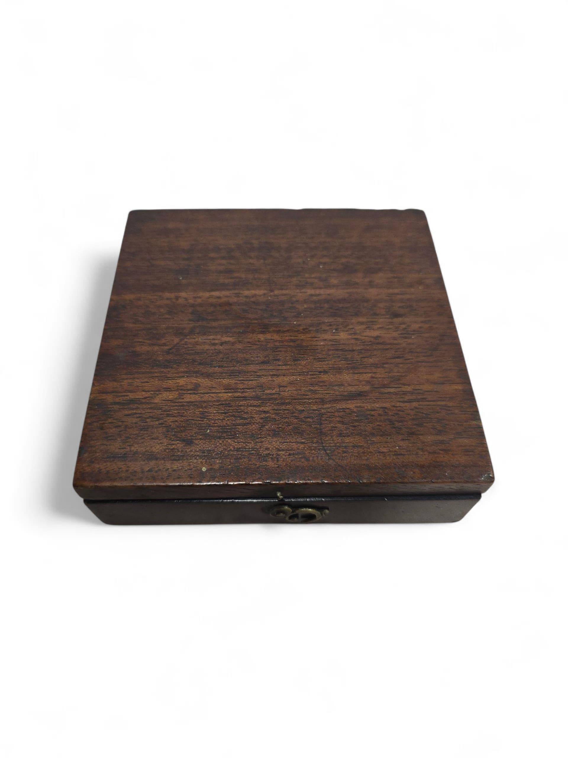 Cadran solaire portatif du 19e siècle dans un coffret en bois en vente 2