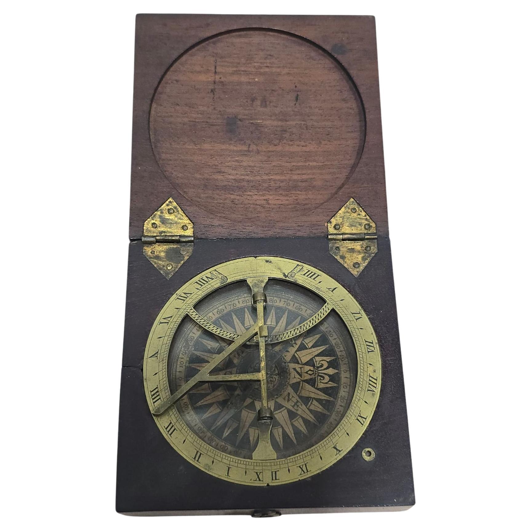 Cadran solaire portatif du 19e siècle dans un coffret en bois