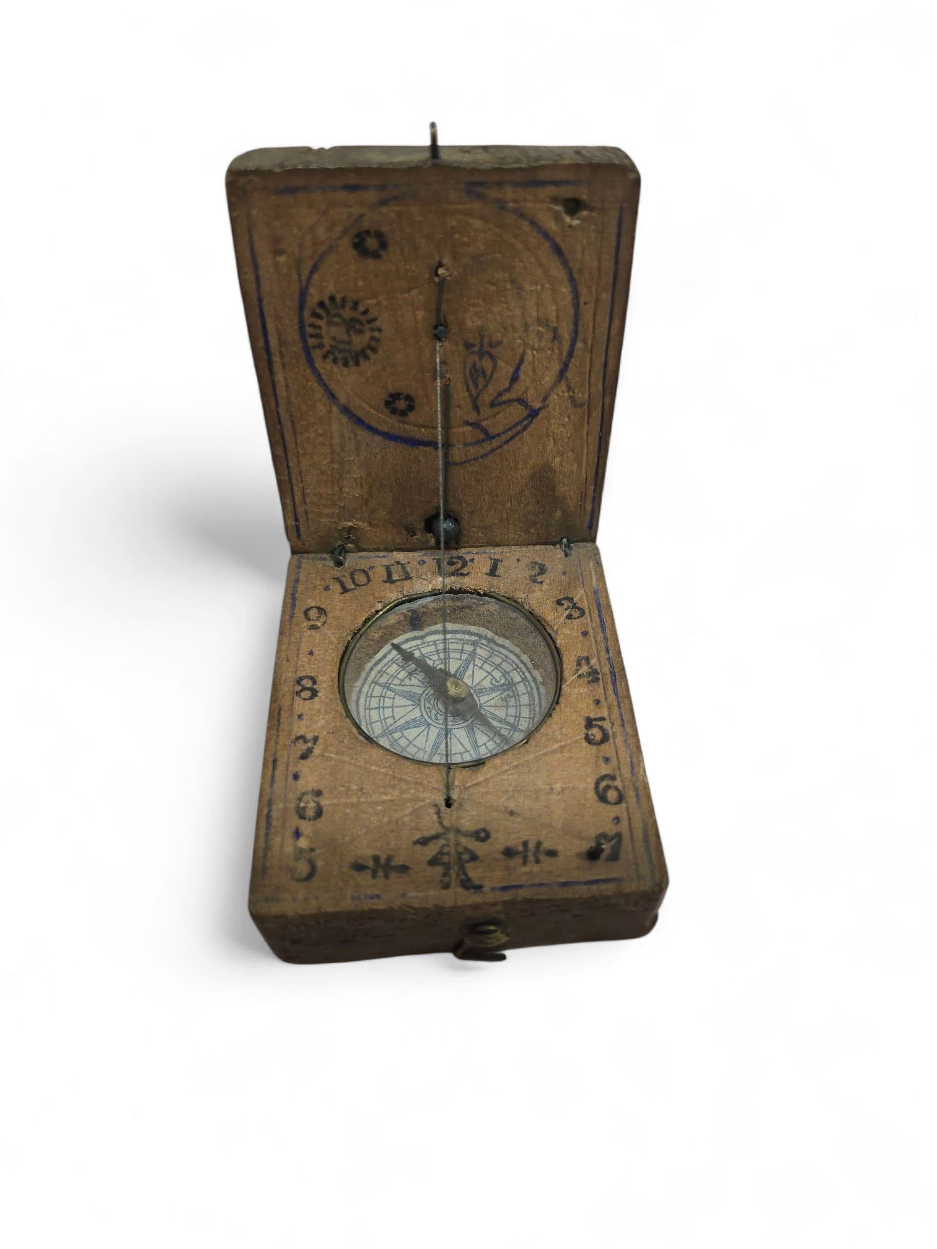 Charmant cadran solaire portatif en bois gravé, datant du 19e siècle.
Cet instrument compact de mesure du temps illustre l'élégance pratique et le savoir-faire des outils scientifiques traditionnels de l'époque.

La pièce présente de fins détails