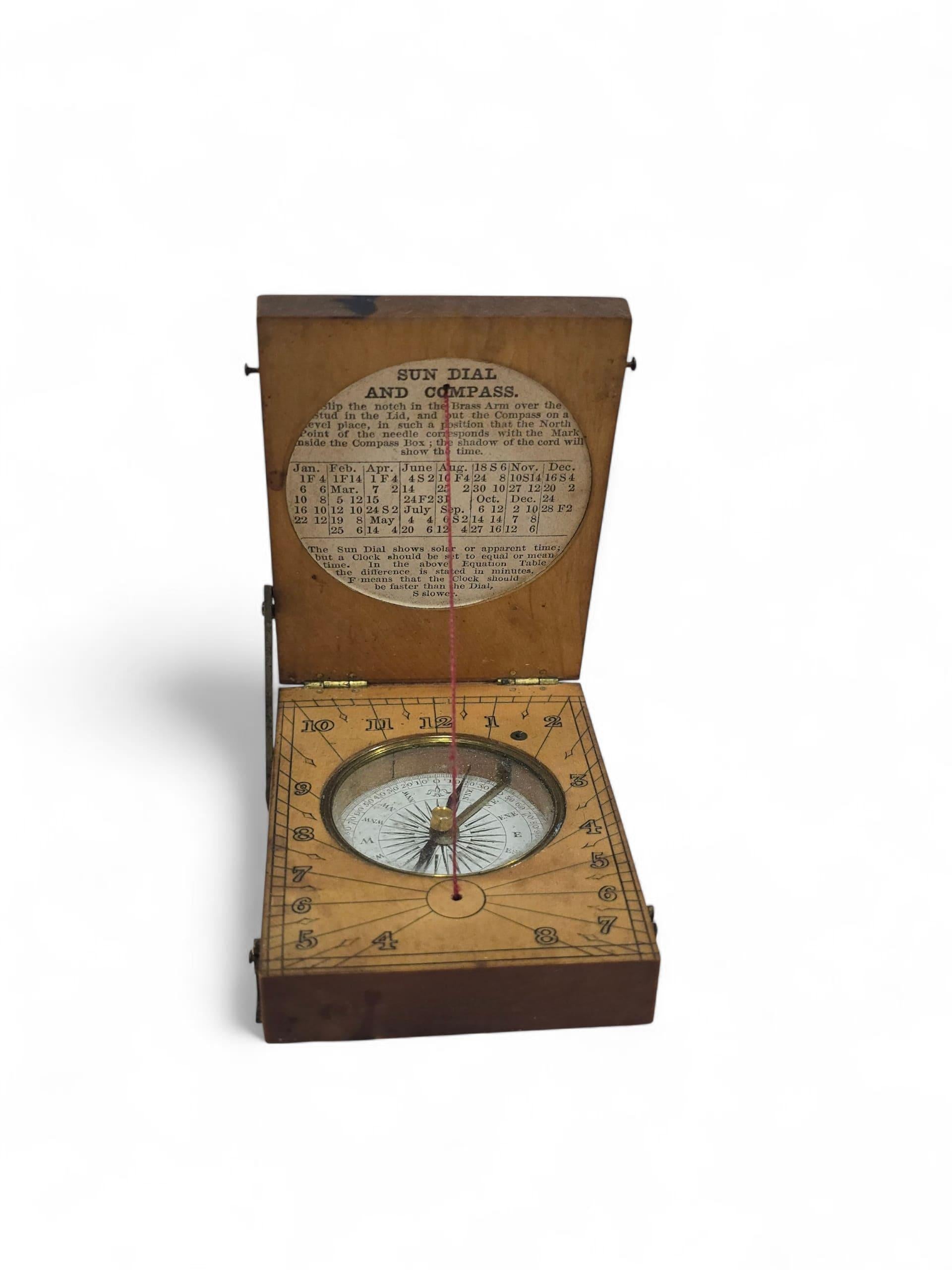 Charmant cadran solaire portatif en bois gravé, datant du 19e siècle.
Cet instrument compact de mesure du temps illustre l'élégance pratique et le savoir-faire des outils scientifiques traditionnels de l'époque.

La pièce présente de fins détails