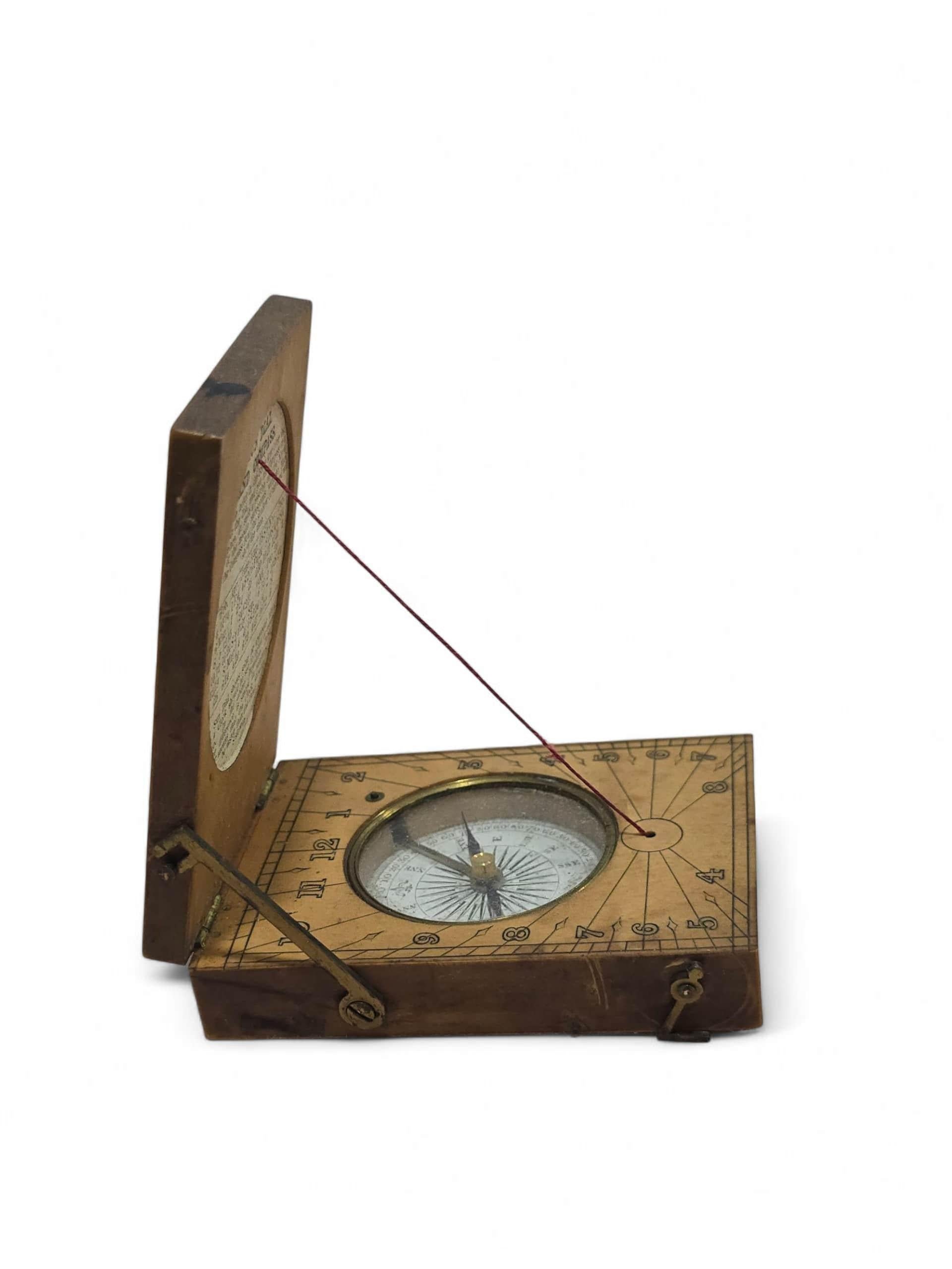 XIXe siècle Cadran solaire portatif en bois du 19e siècle en vente