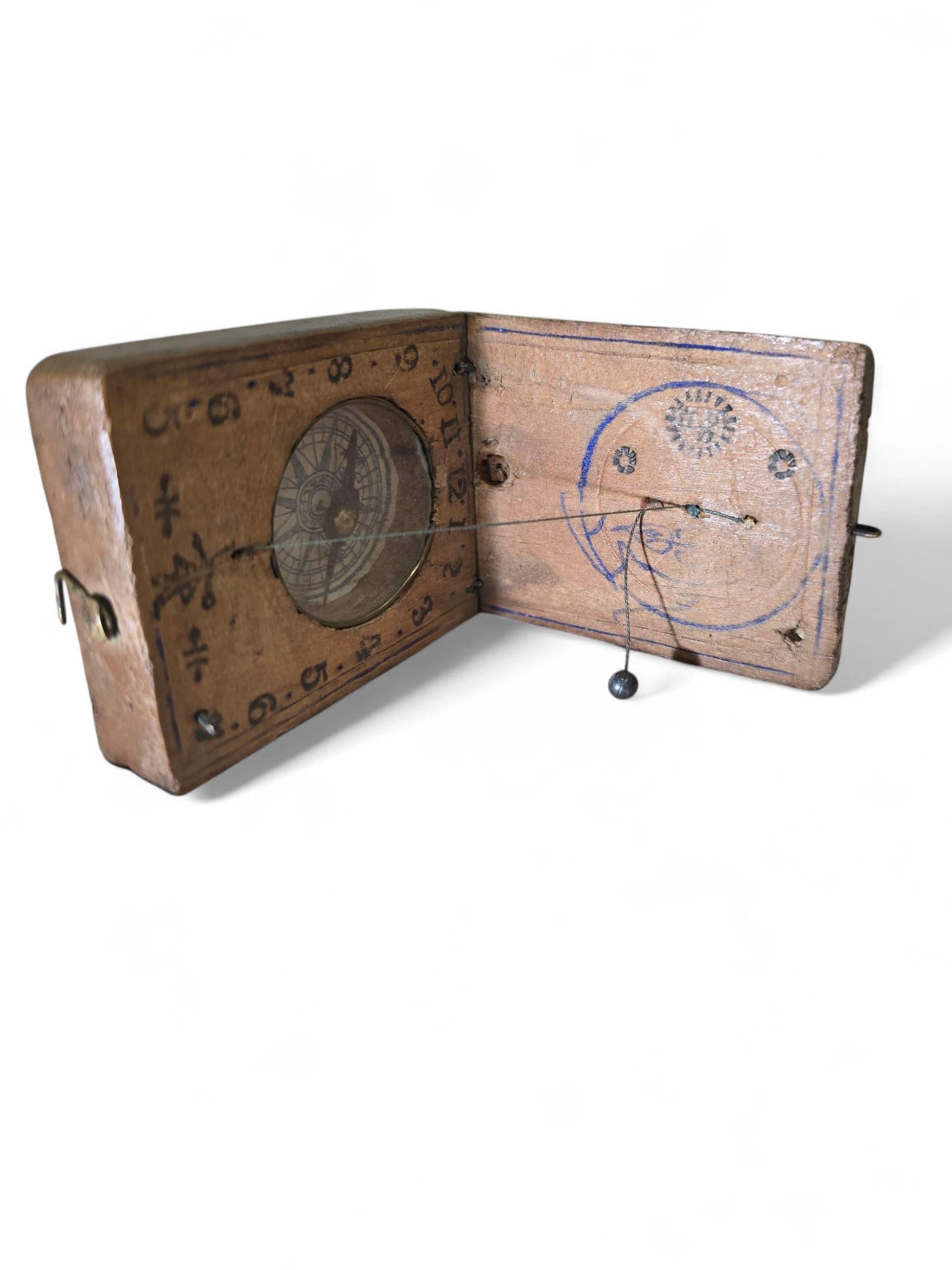 Cadran solaire portatif en bois du 19e siècle en vente 4