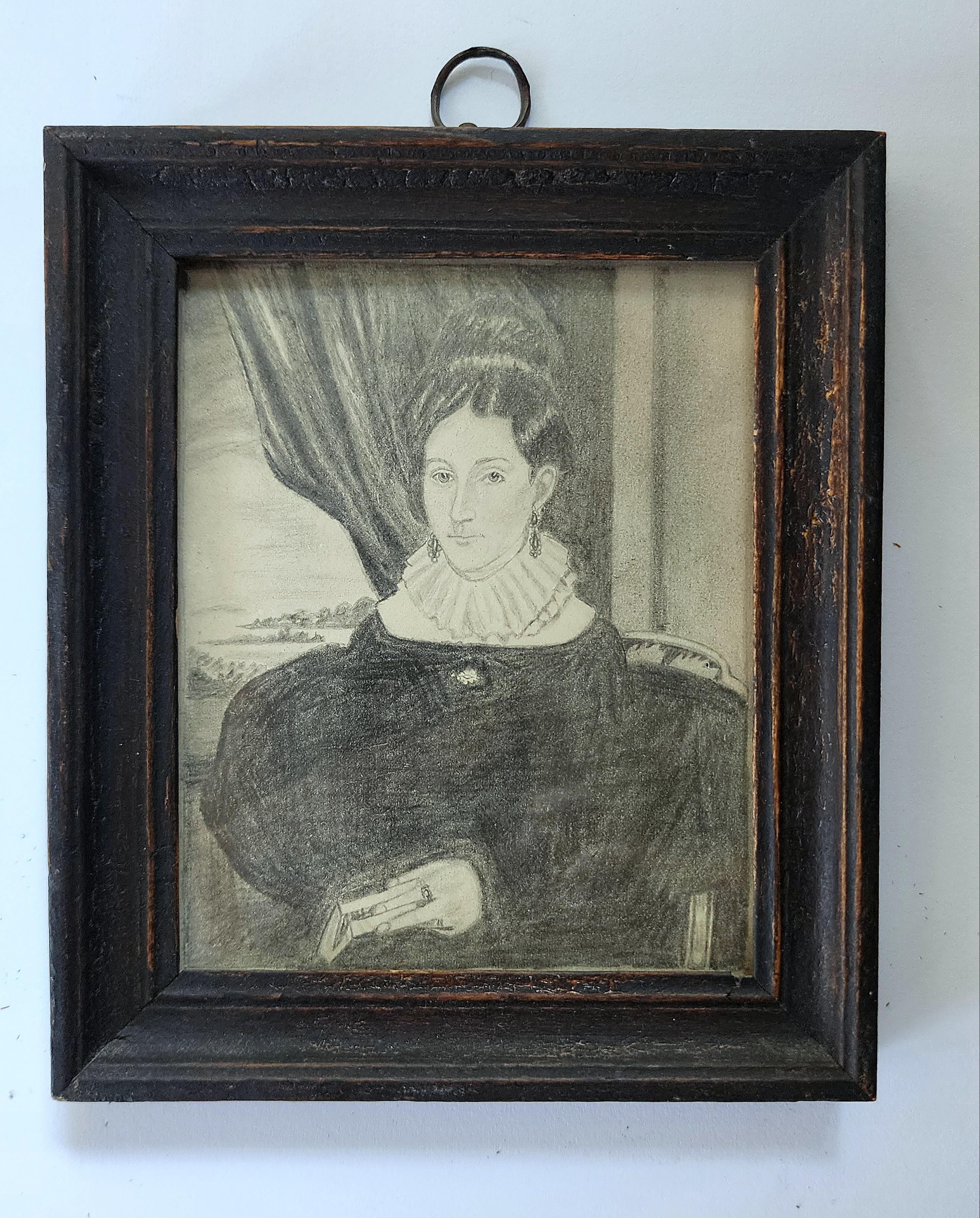 Dies ist ein sehr schönes, sehr detailliertes und gut ausgeführtes Porträt einer Frau. Erstellt im frühen neunzehnten Jahrhundert mit Graphit auf Papier. Die Dargestellte ist mit einem Buch in der Hand und einem Ring am Finger zu sehen. Sie sitzt in