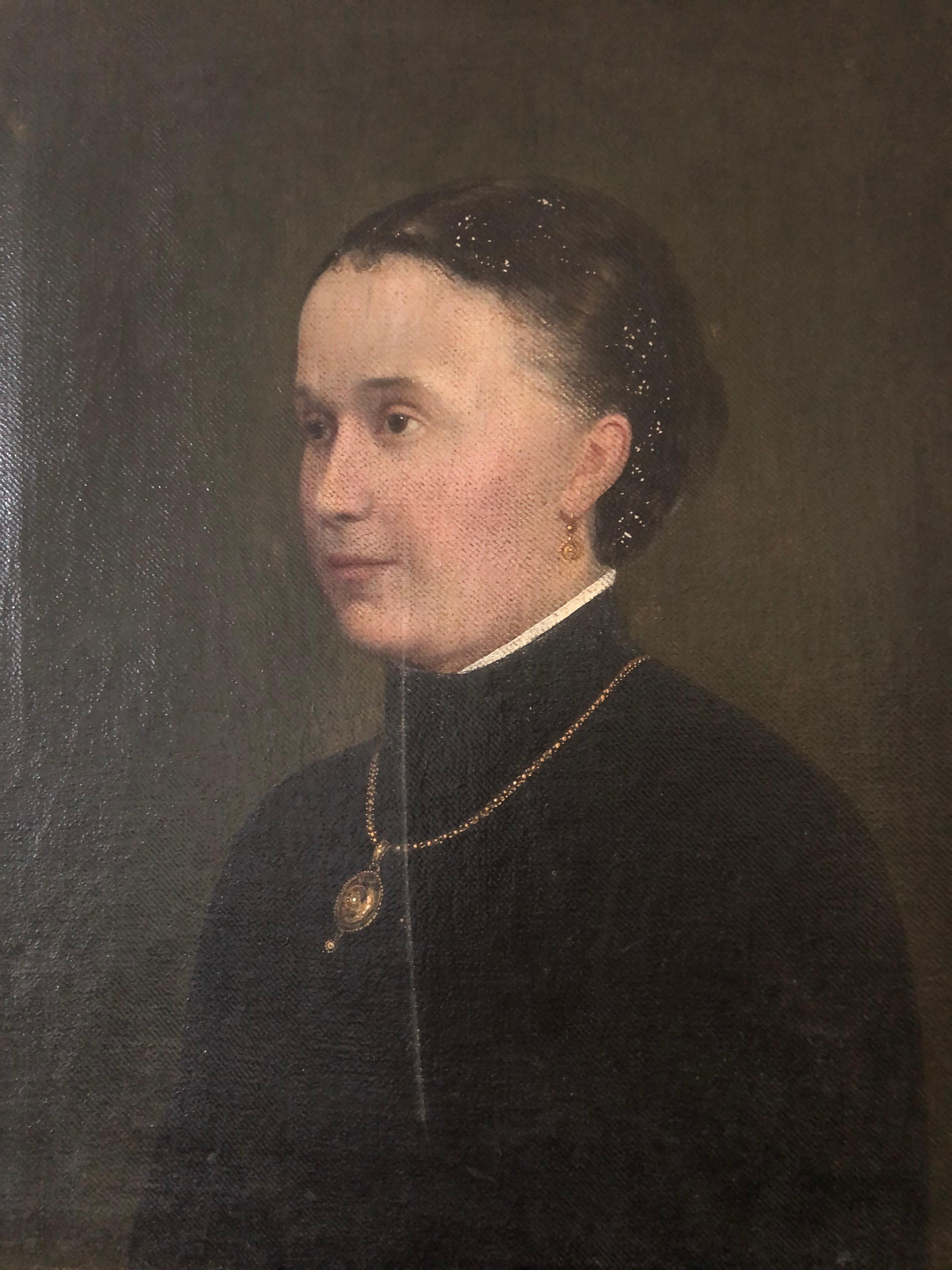 Questo suggestivo dipinto a olio del XIX secolo proviene dalla Danimarca e cattura l'eleganza di una giovane donna vestita con un abito nero e che indossa una collana con ciondolo d'oro. La spessa cornice dorata e decorata rende il quadro ancora più