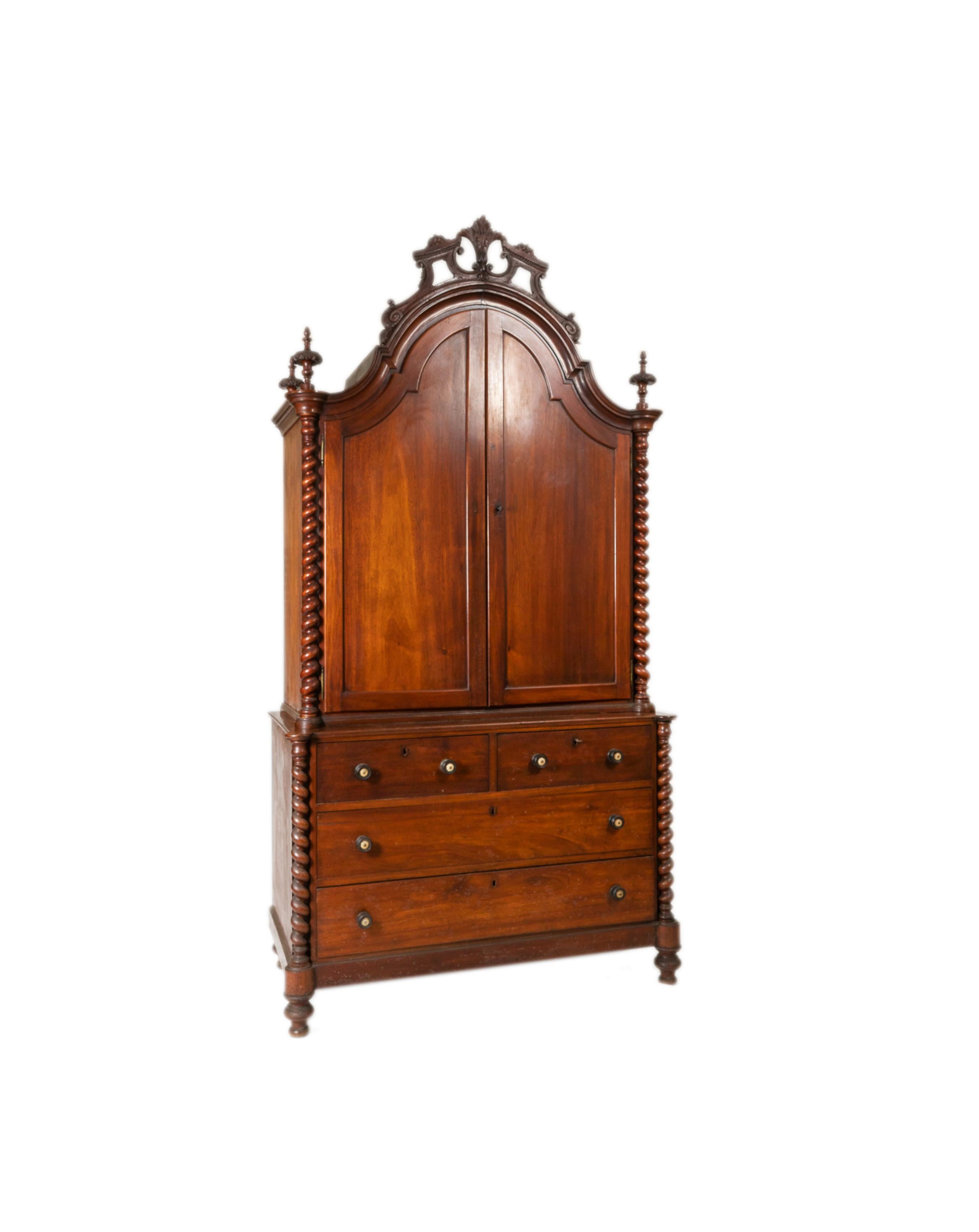 Cassettiera decorativa da oratorio in stile barocco portoghese, con due corpi, due porte e vari intagli intricati. Il corpo superiore della cassapanca presenta disegni intagliati, tagliati e ritagliati, tra cui motivi vegetali, motivi sinuosi,