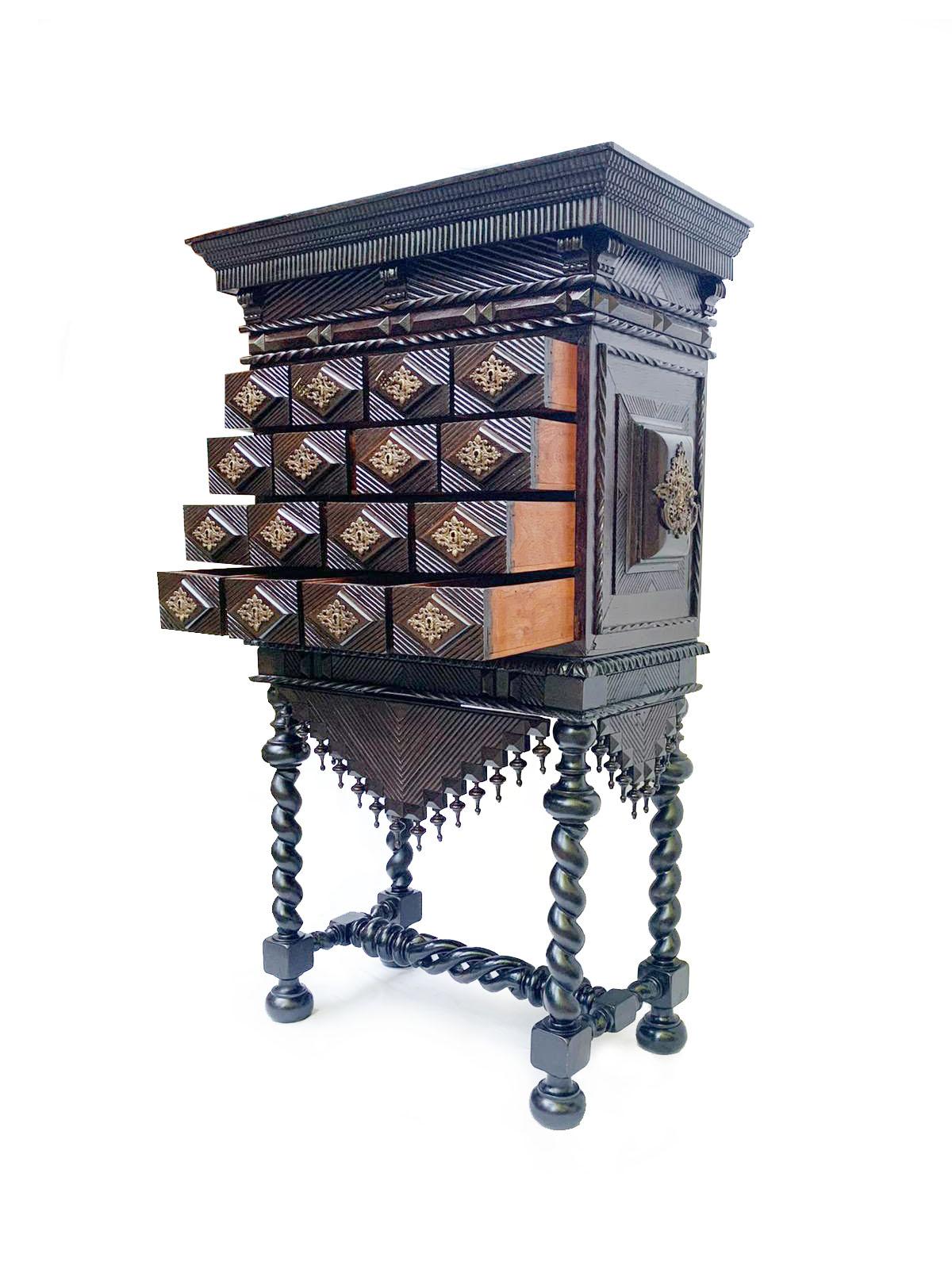 Cabinet portoghese del XIX secolo su cavalletto - Squisito stile nazionale
Un notevole mobile portoghese del XIX secolo su cavalletto, realizzato in stile nazionale portoghese con legni di jacaranda ed ebanizzati. Questo sofisticato pezzo è composto