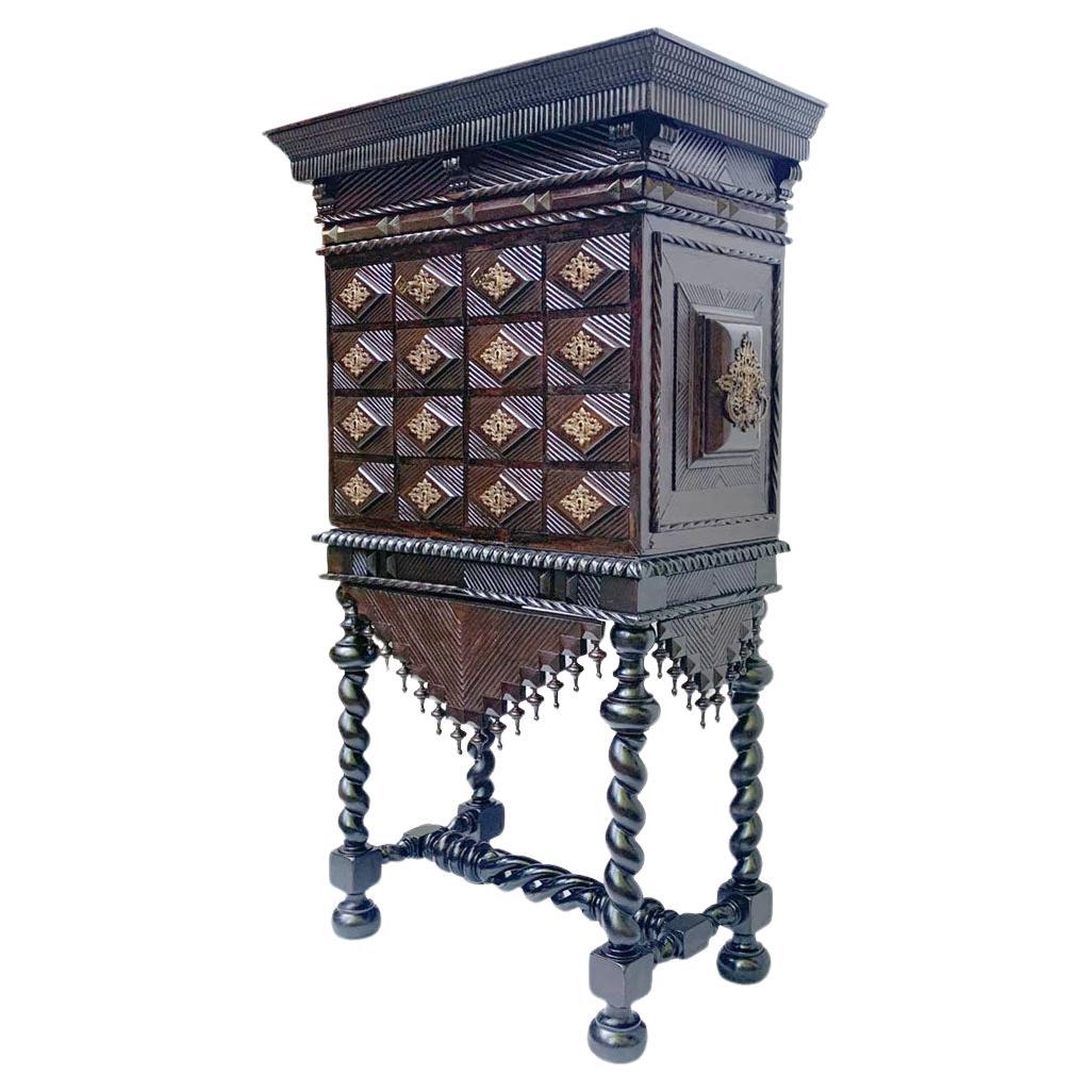 Cabinet portugais du XIXe siècle sur Stand - Style national exquis