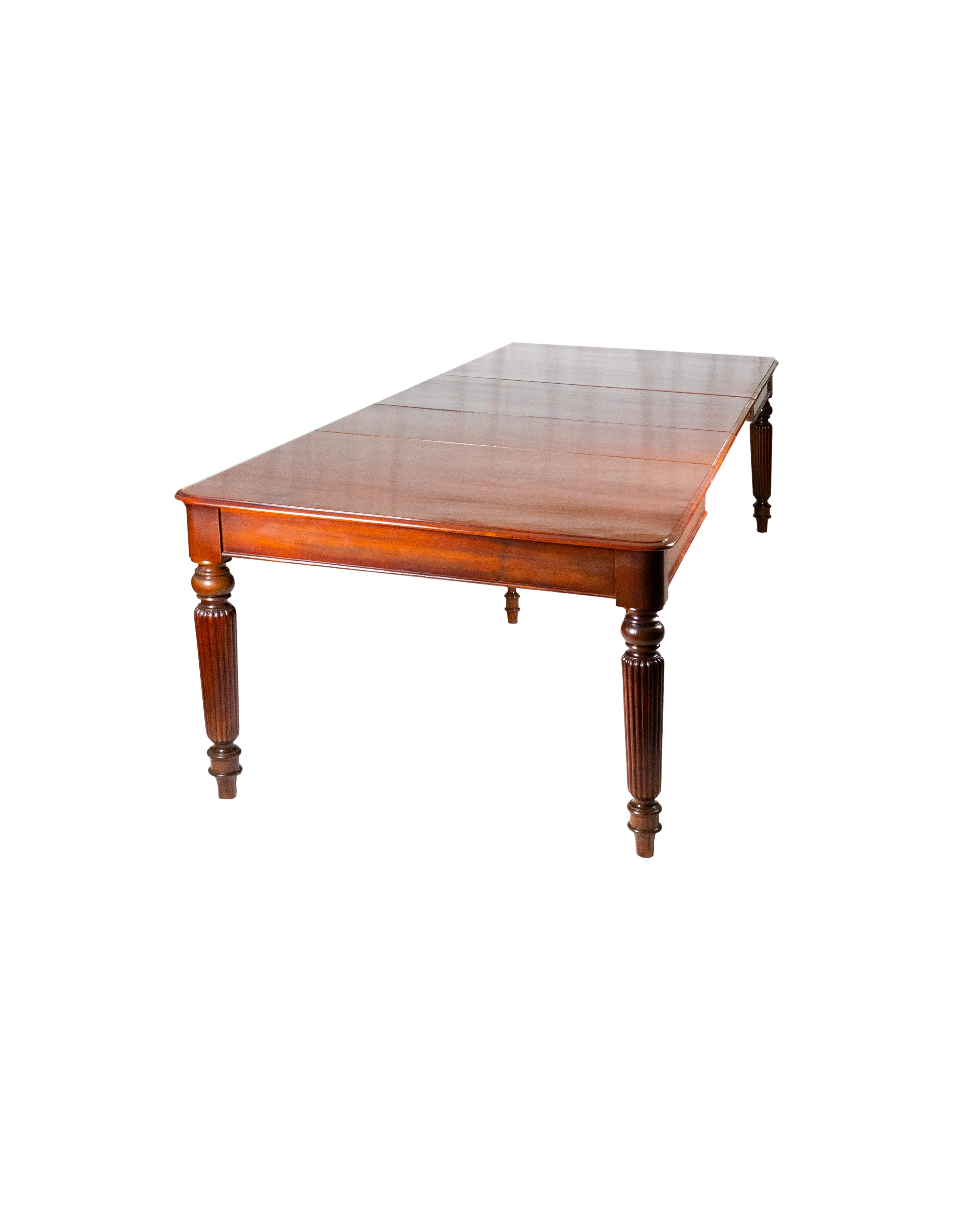 19th Century Portuguese Dining Table In Good Condition For Sale In Lisbon, PT