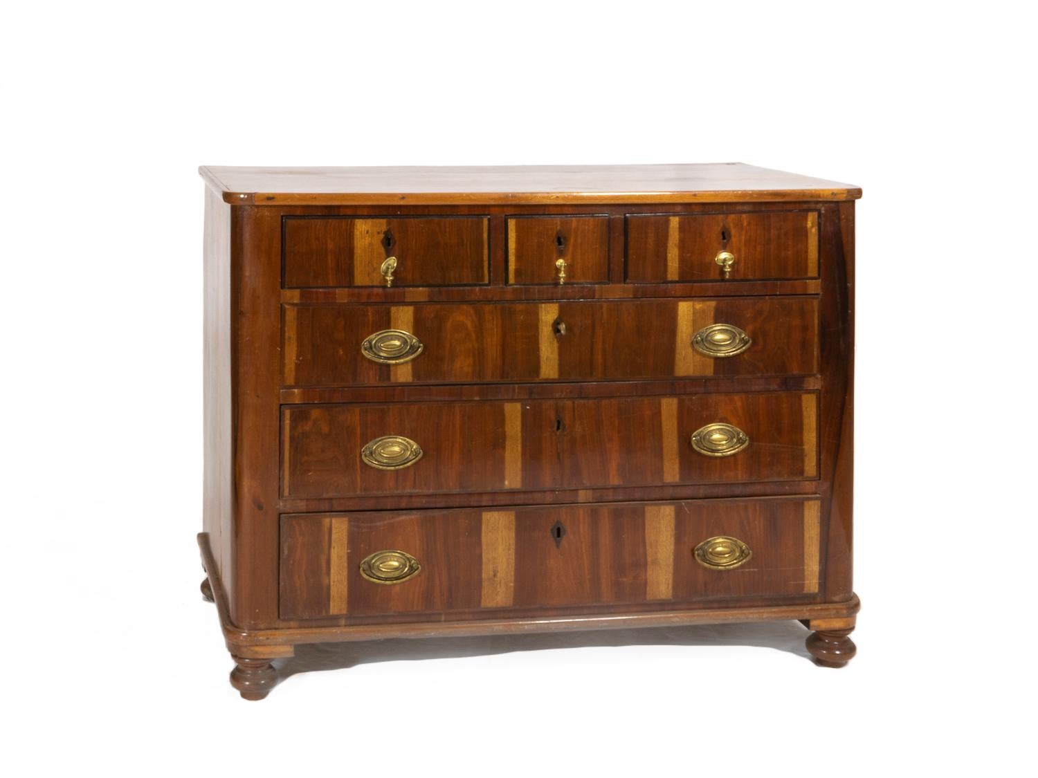 A 19th Century rare chest of drawers in vinhático (mahogany from the Madeira Island) with excellent marquetry work and circular gilded metal fittings, 3 large drawers and 3 small drawers.

Dimensions: Height 102 cm; width 65 cm; length 133