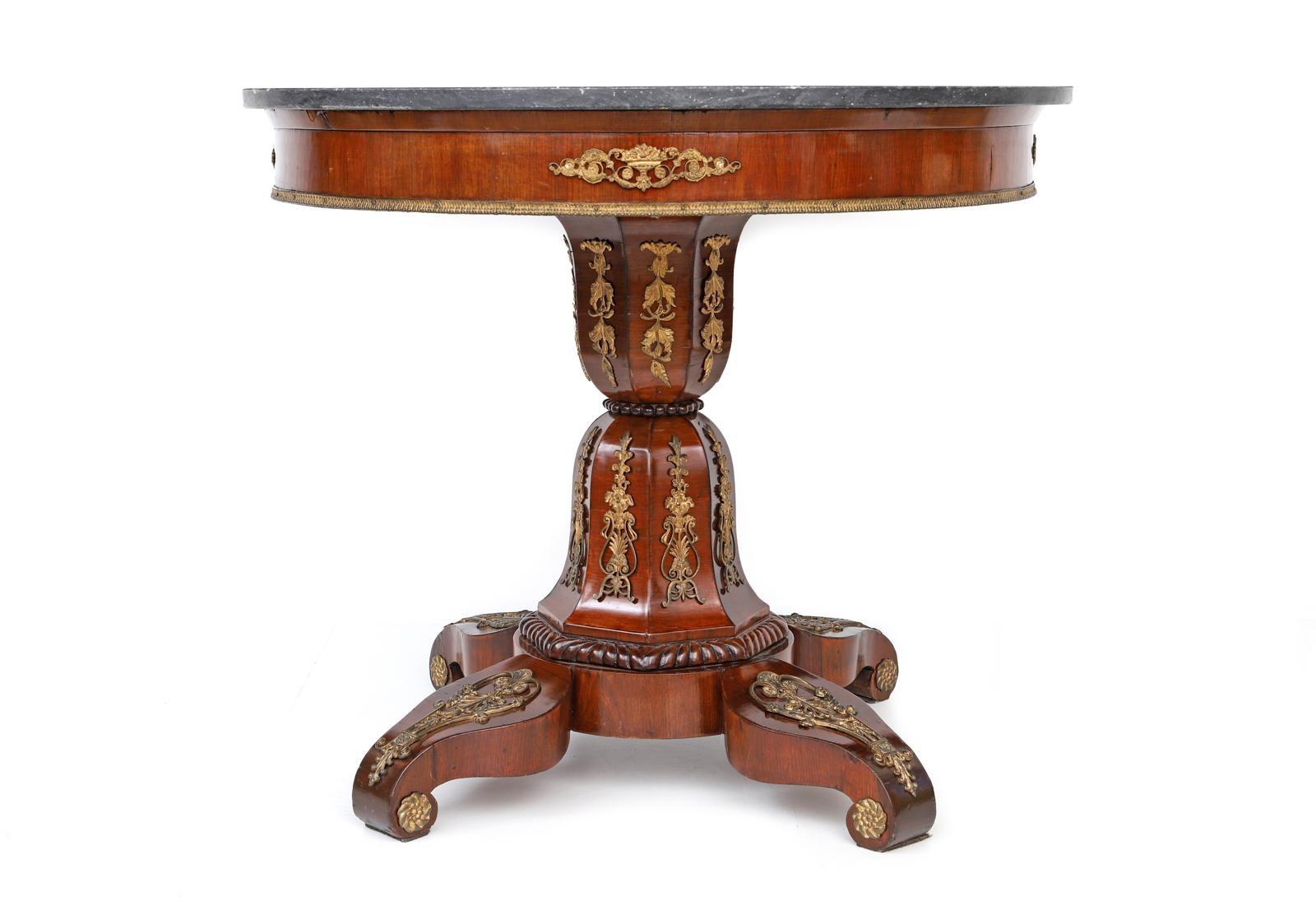 Table centrale Empire portugaise du XIXe siècle en myrte avec plateau en marbre Mem-Martins

Origine : Portugal, vers 1820-1840
MATERIAL : Bois de myrte (Martine), bronze doré (ormolu), marbre de Mem-Martins
Dimensions : Hauteur environ 75 cm (29.5